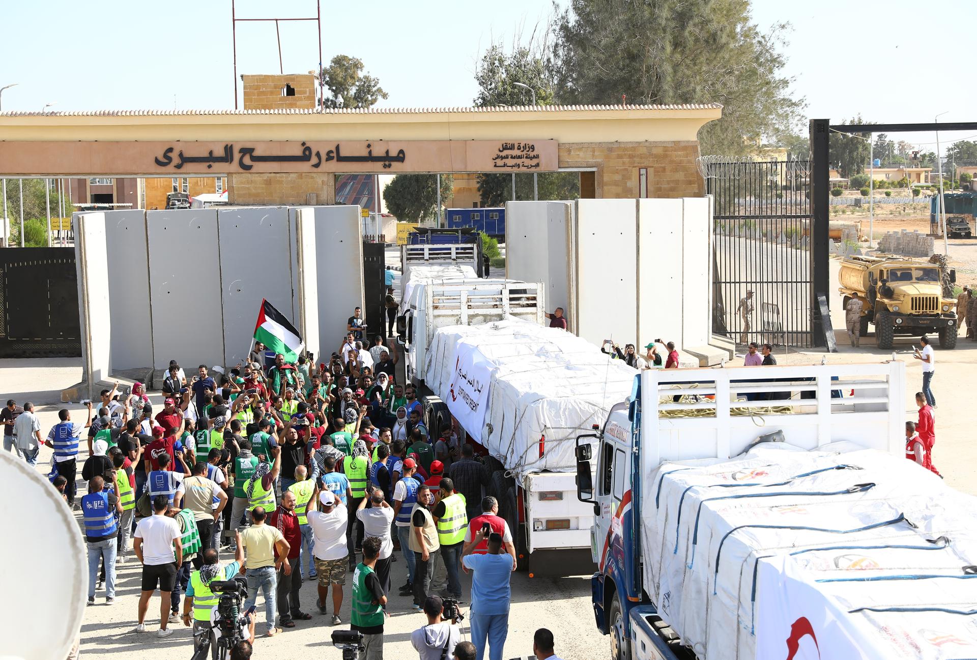 Trucks carrying humanitarian aid for the Gaza Strip cross the Rafah border gate, in Rafah, Egypt, 21 October 2023. EFE-EPA/KHALED ELFIQI