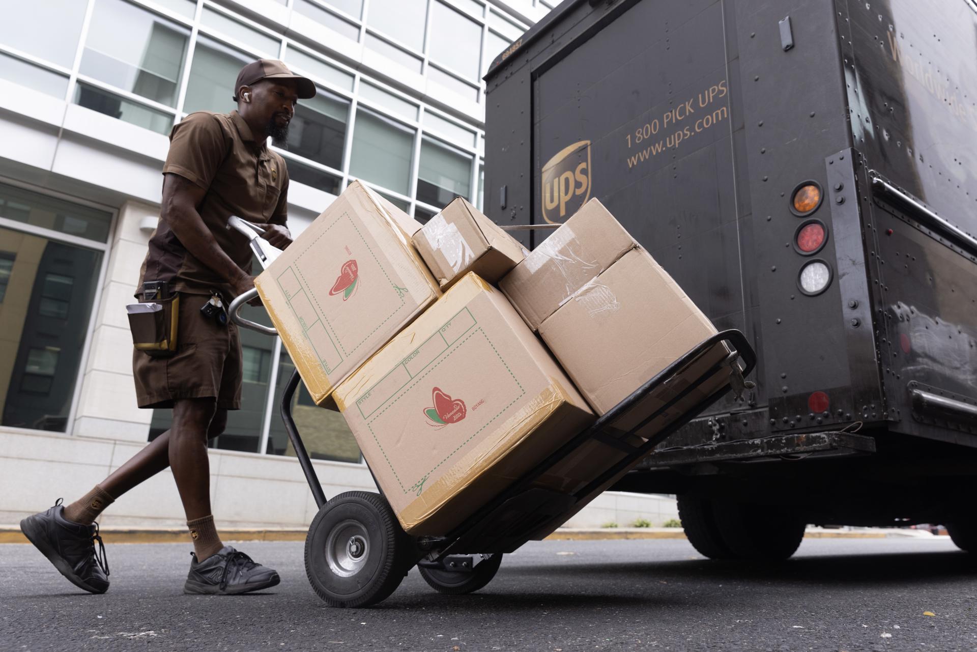 Washington (United States), 06/10/2023.- A UPS truck driver unloads boxes from a truck onto a dolly in Washington, DC, USA, 06 October 2023. The United States economy added 336,000 jobs in September 2023, according to a new jobs report - which far exceeded expectations. The Dow gained three hundred points after the jobs report was released by the Bureau of Labor Statistics. Unemployment in the US has now remained under four percent for the longest stretch since the 1960s. (Estados Unidos) EFE/EPA/MICHAEL REYNOLDS