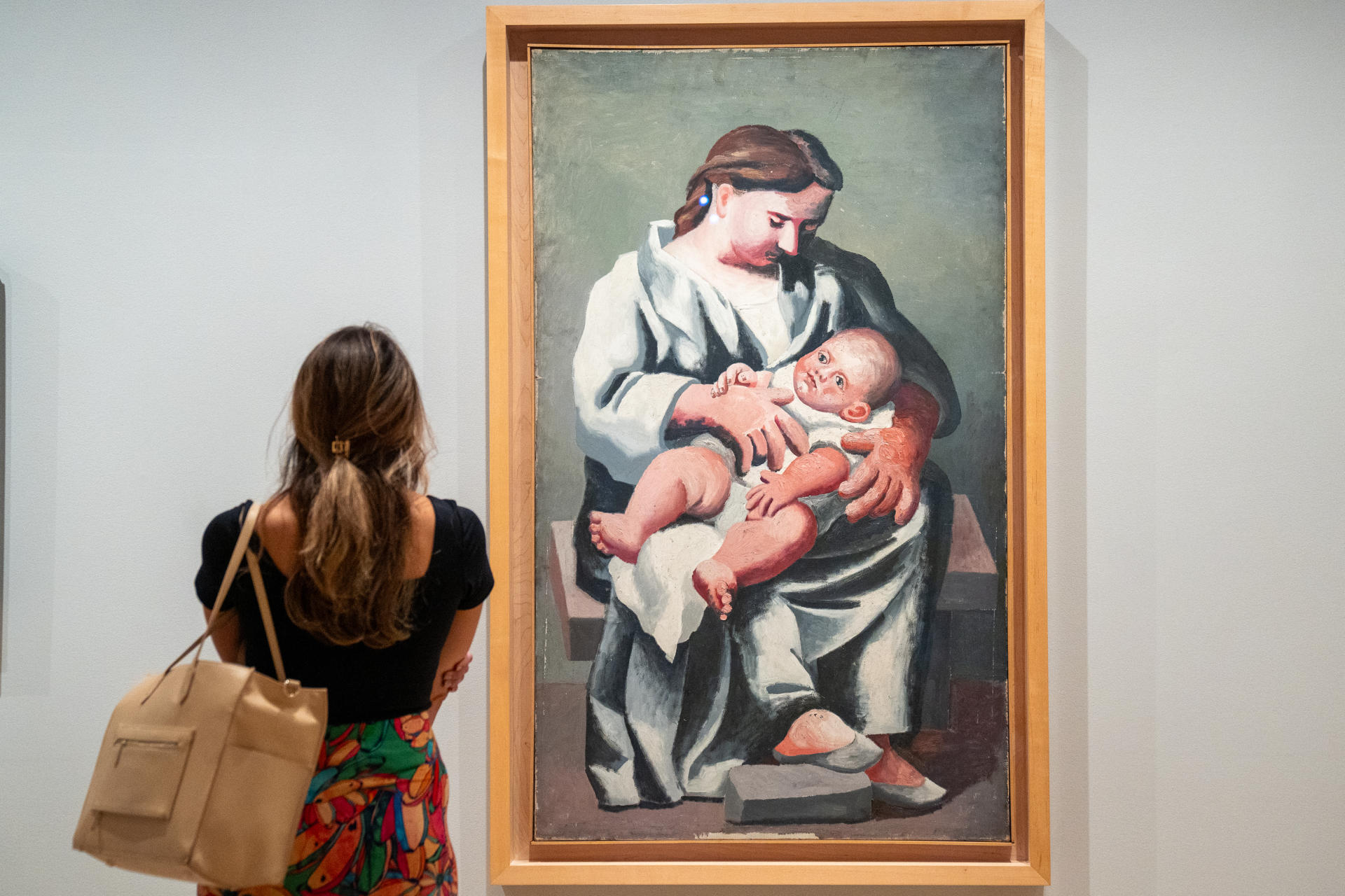 A visitor observes a Picassor painting at the 'Picasso in Fontainebleau' exhibition at the Museum of Modern Art, in New York (United States). EFE/Angel Colmenares
