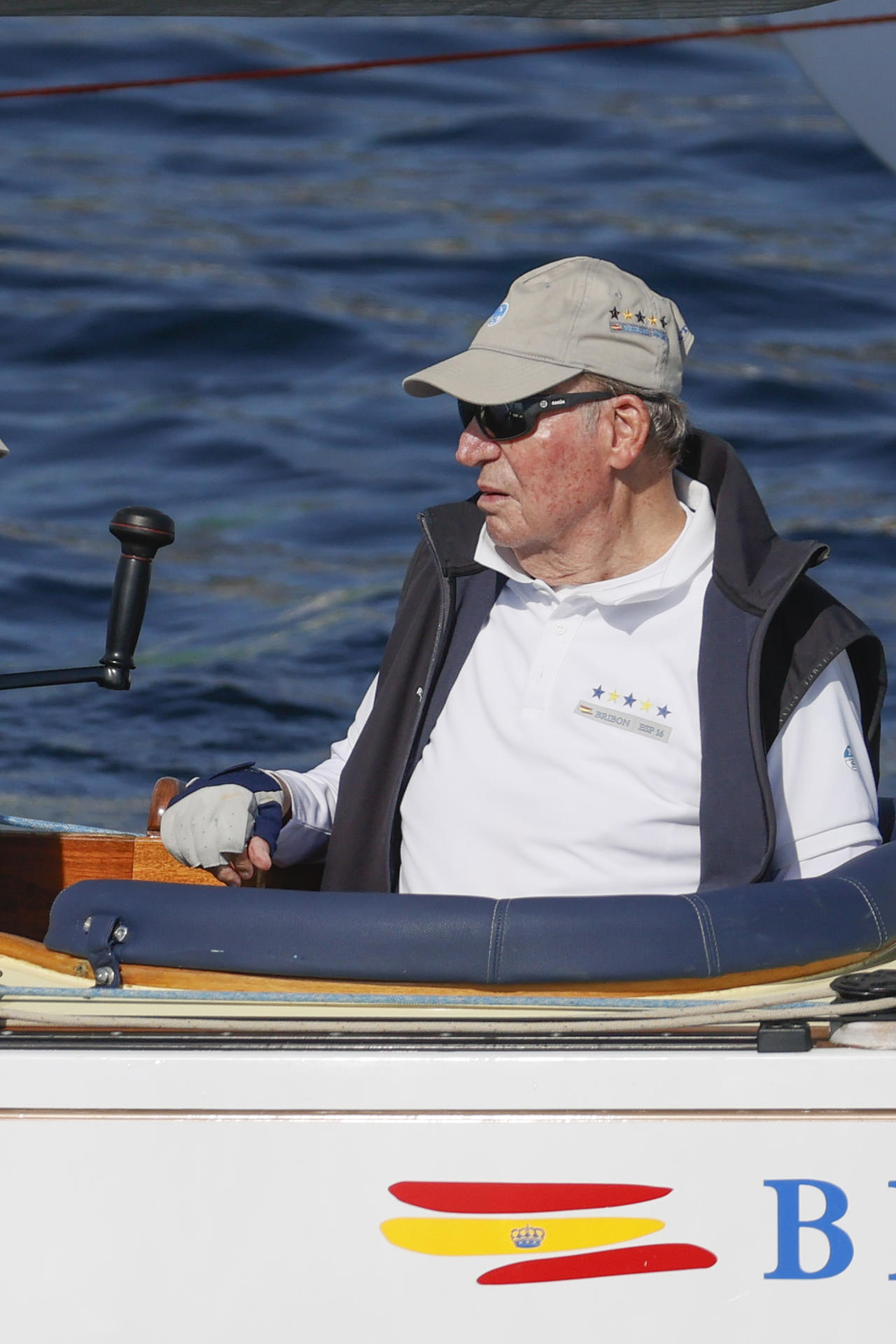 El rey Juan Carlos, a bordo de la embarcación "Bribón" tras participar en la última jornada de la VIII Regata Rey Juan Carlos I Corte Inglés, este domingo en Sanxenxo. EFE/Lavandeira jr