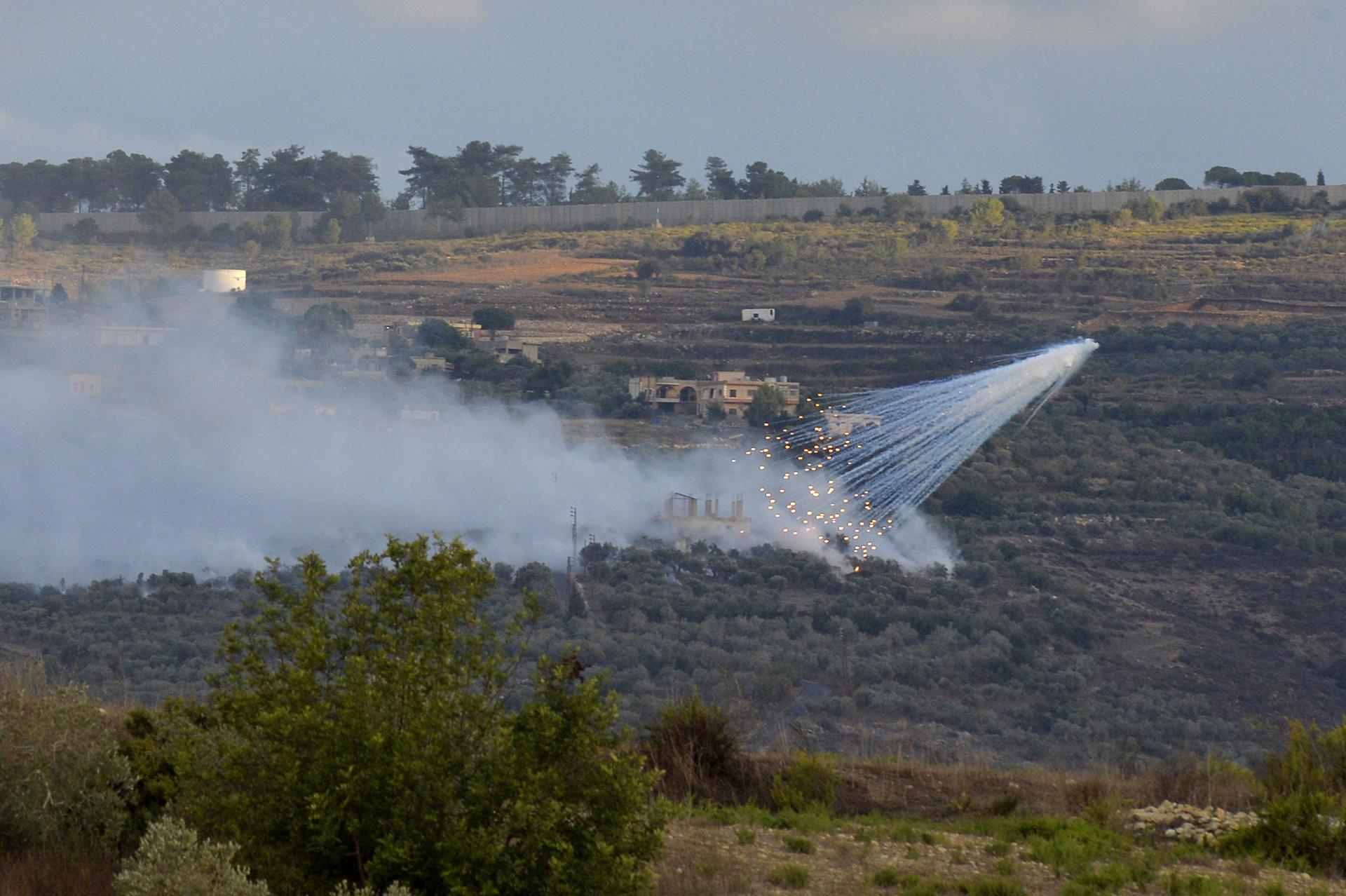 Smoke rises after Israeli army shelling on Al Boustan village, near the Lebanese-Israeli border, Lebanon, 15 October 2023. EFE-EPA/WAEL HAMZEH
