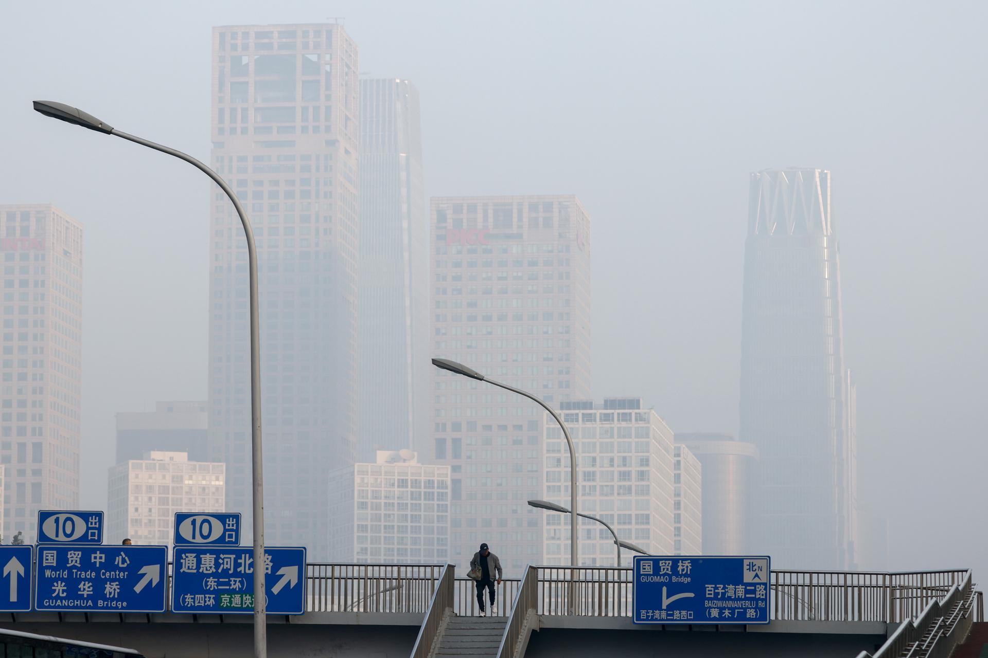 A man walks on an overpass amid heavy smog in Beijing, China, 30 October 2023. EFE/EPA/MARK R. CRISTINO
