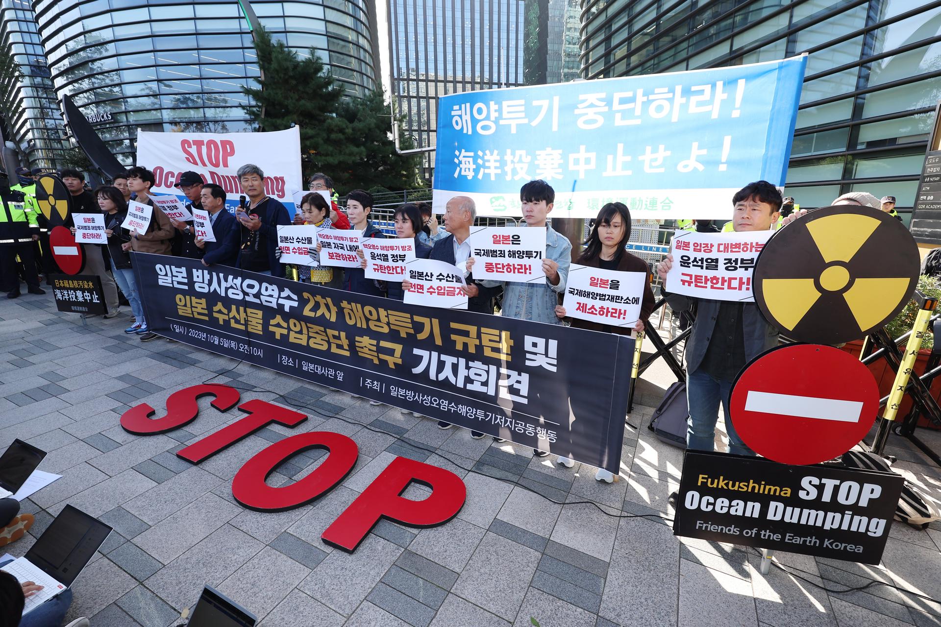 South Korean civic activists hold a rally in front of the Japanese Embassy in Seoul, South Korea, 05 October 2023, calling for the Japanese government to stop releasing radioactive water from its crippled nuclear reactors in Fukushima into the Pacific Ocean. EFE-EPA/YONHAP SOUTH KOREA OUT

