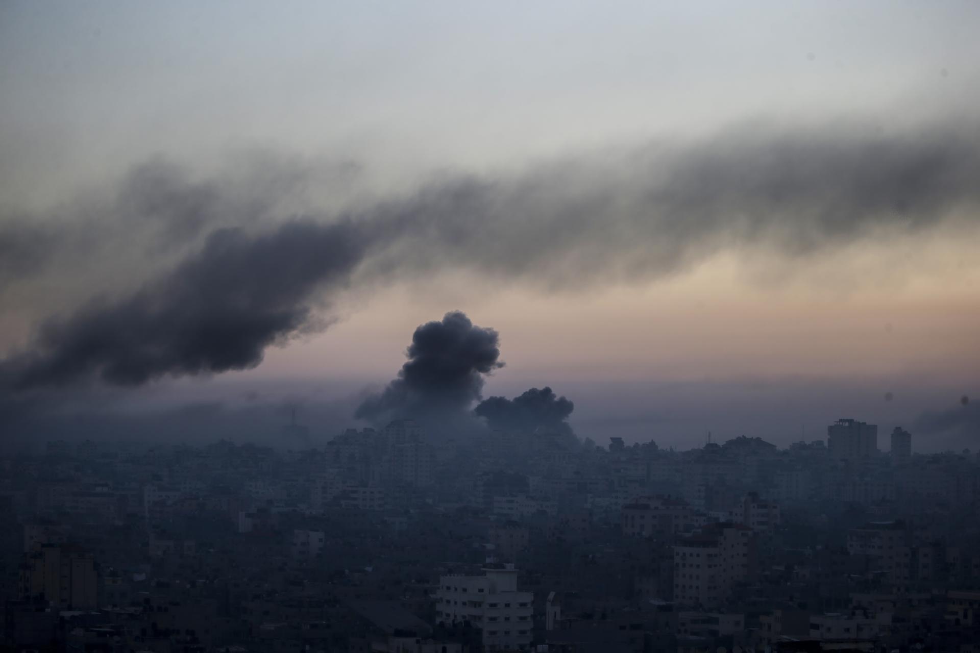 Smoke rises following Israeli air strikes and warning of increased military operations in the northern Gaza Strip, 13 October 2023. EFE/EPA/MOHAMMED SABER