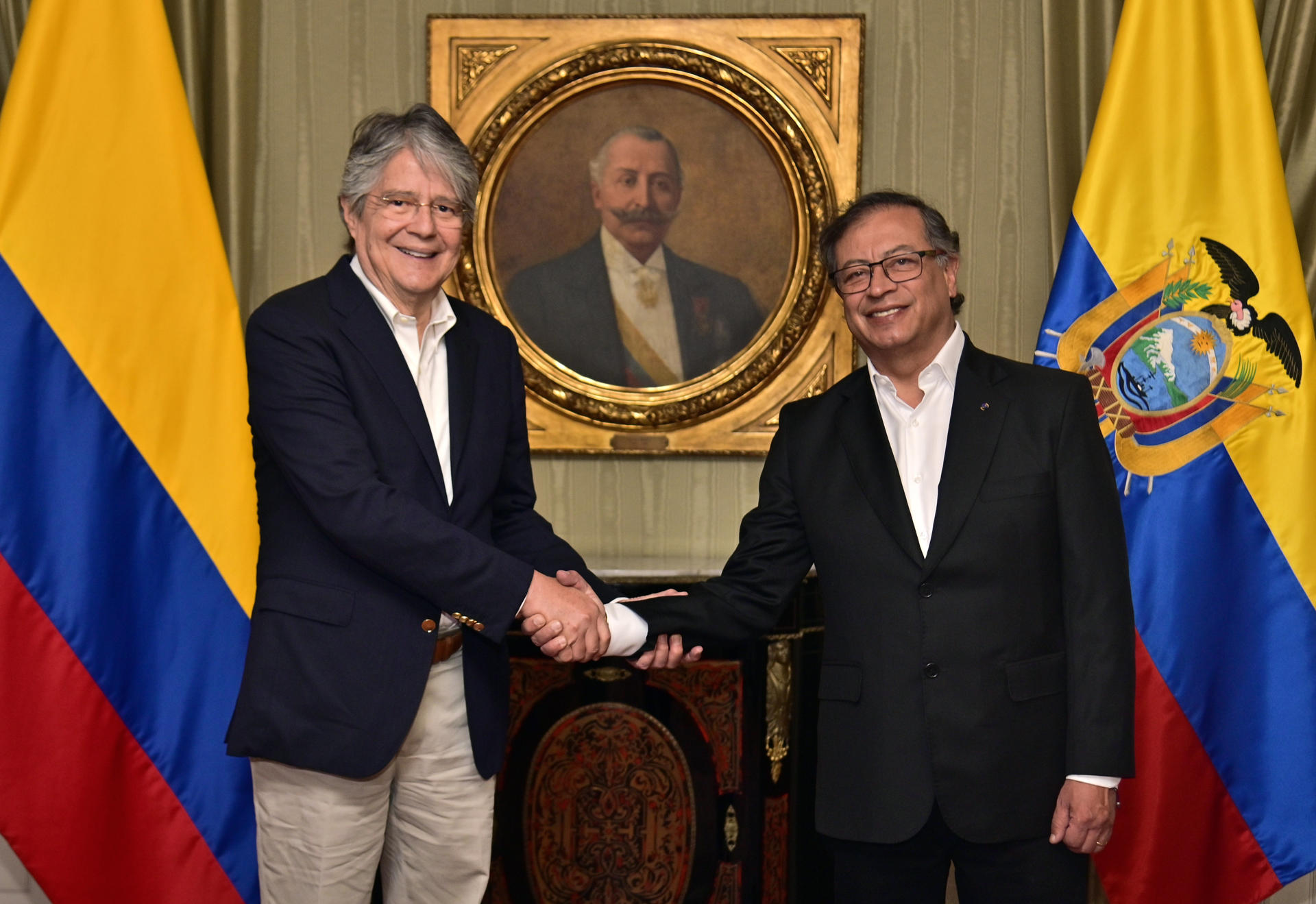 Colombia se compromete a casi duplicar energía que envía a Ecuador para solventar apagones