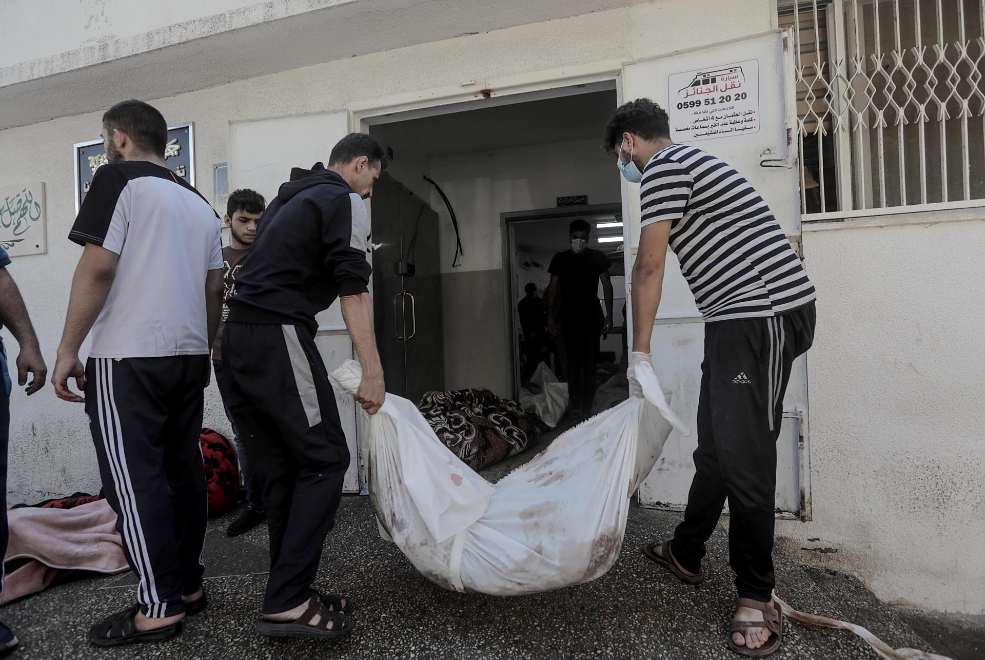 The scene at Al-Shifa hospital in Gaza city where relatives arrived to identify the remains of people killed in Israeli airstrikes, Gaza Strip 18 October 2023. EFE/EPA/FILE/MOHAMMED SABER EPA-EFE/HAITHAM IMAD