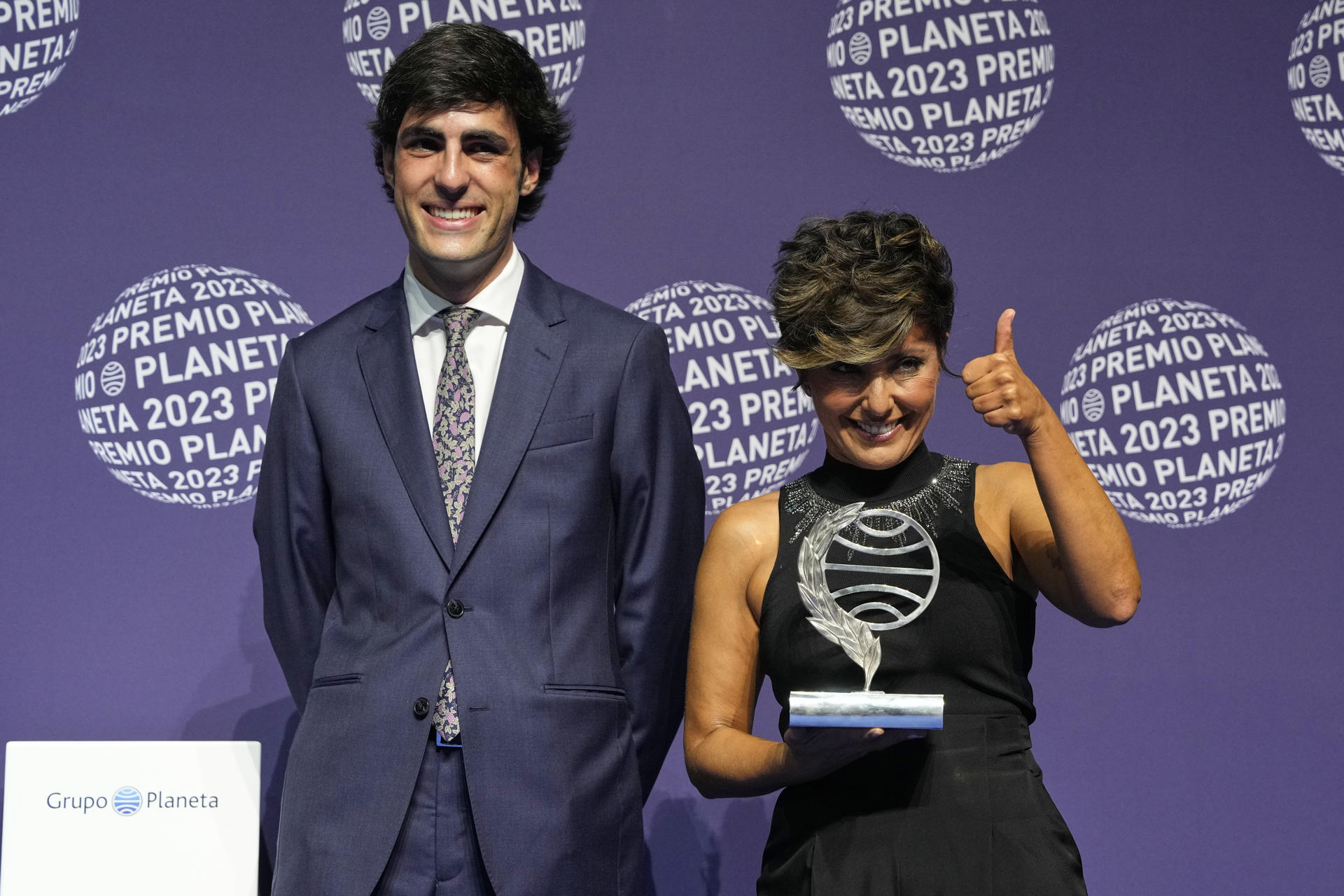 La periodista y escritora Sonsoles Ónega posa con el finalista Alfonso Goizueta tras ganar esta noche el 72º Premio Planeta. EFE/Alejandro García