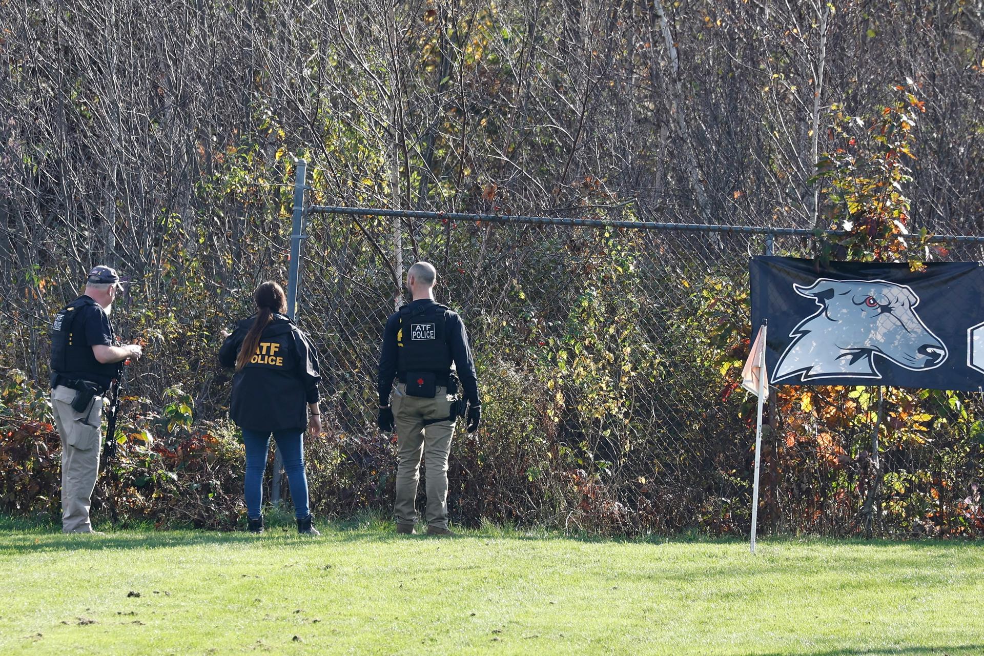 Law enforcement personnel search for the suspect two days after a mass shooting left 18 dead and 13 injured, in Lisbon, Maine, USA, 27 October 2023. Police continue to search for suspect Robert Card in the 25 October deadly attack in Lewiston, Maine. (Lisboa) EFE/EPA/CJ GUNTHER