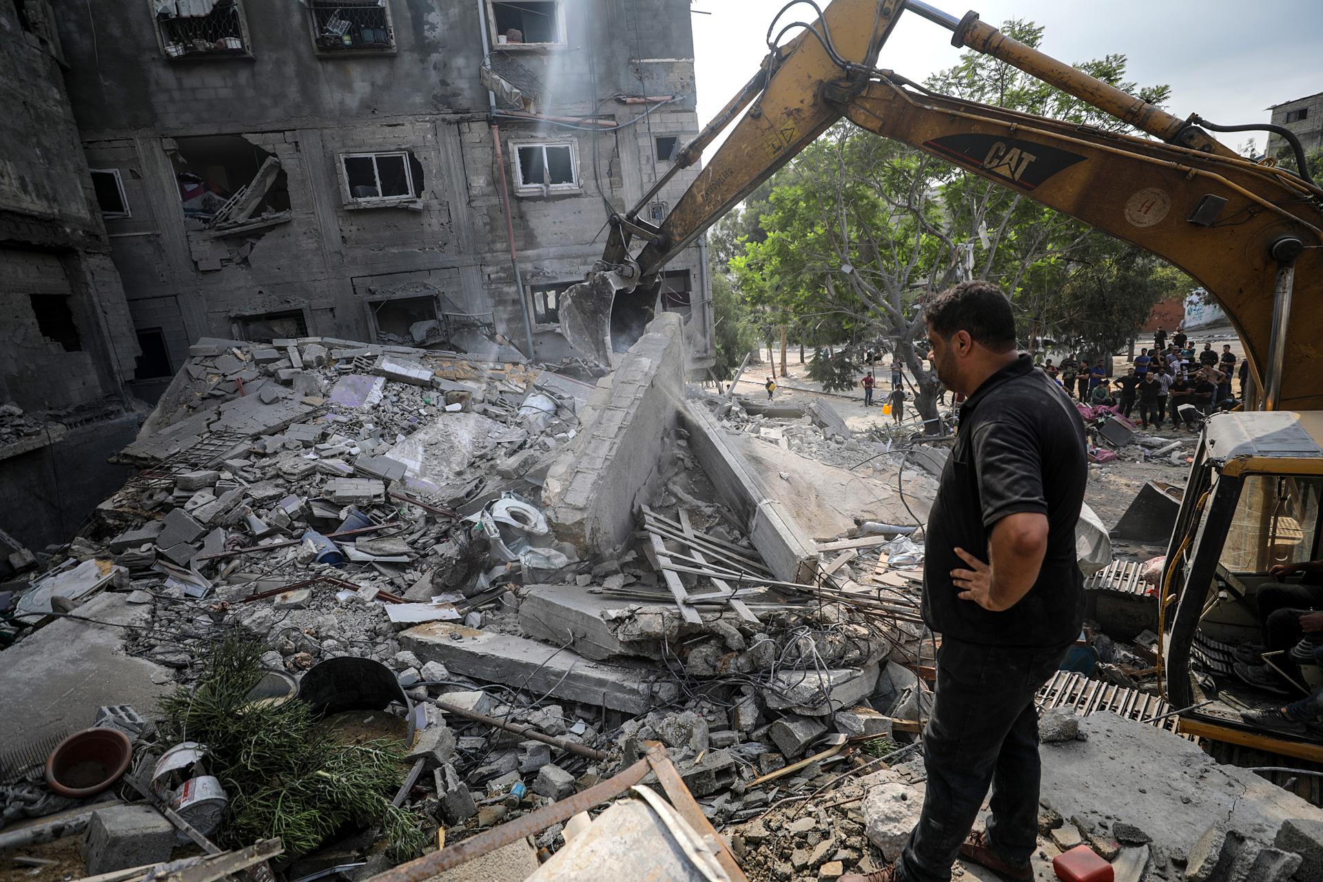 Palestinian civil defense workers search for victims and survivors among the rubble of a destroyed family house following an Israeli air strike in Gaza City, 23 October 2023. EFE-EPA/MOHAMMED SABER

