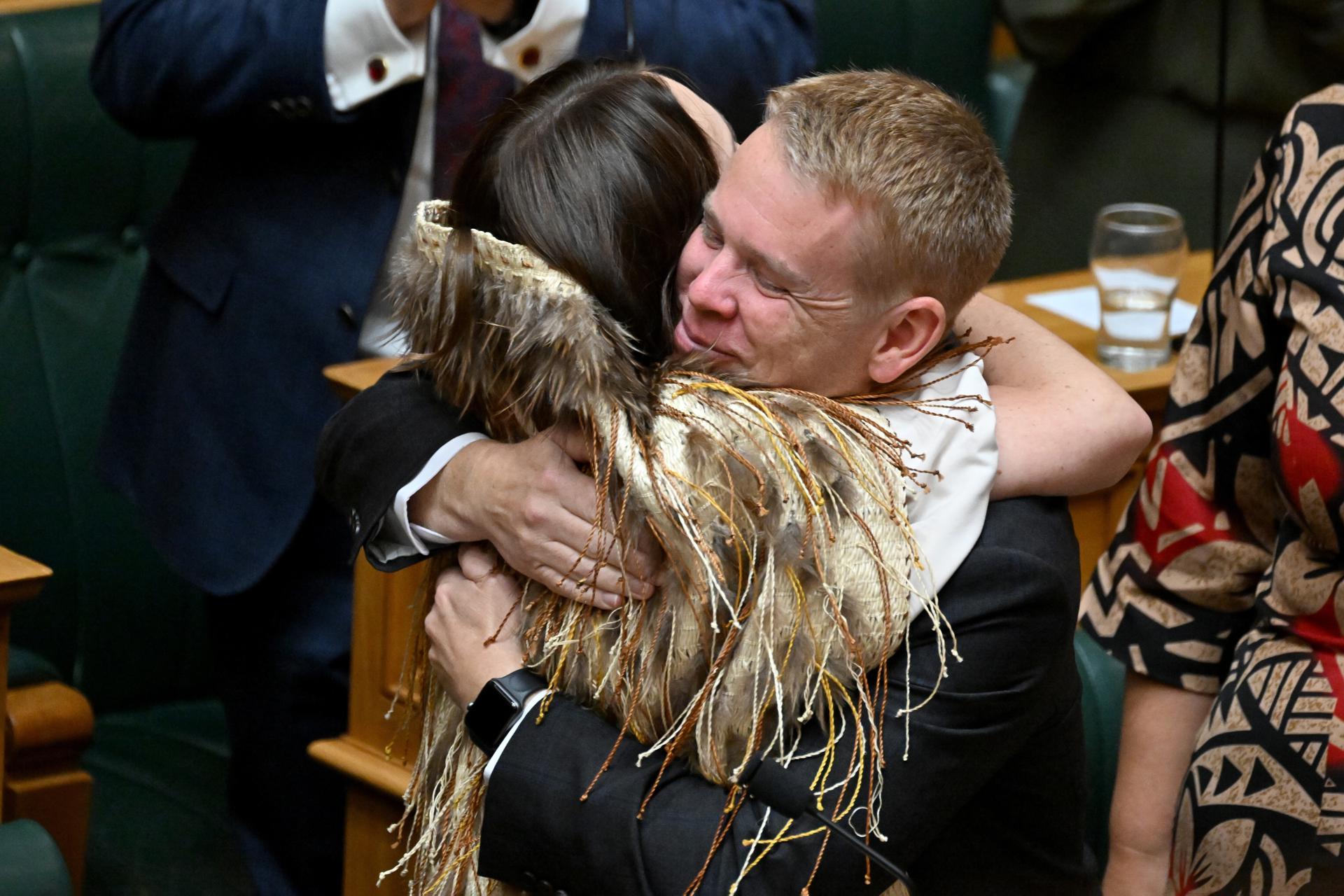New Zealand's Prime minister Chris Hipkins hugs former Prime Minister Jacinda Ardern after her valedictory speech at Parliament House in Wellington, New Zealand, 05 April 2023 EFE-EPA FILE/MASANORI UDAGAWA AUSTRALIA AND NEW ZEALAND OUT
