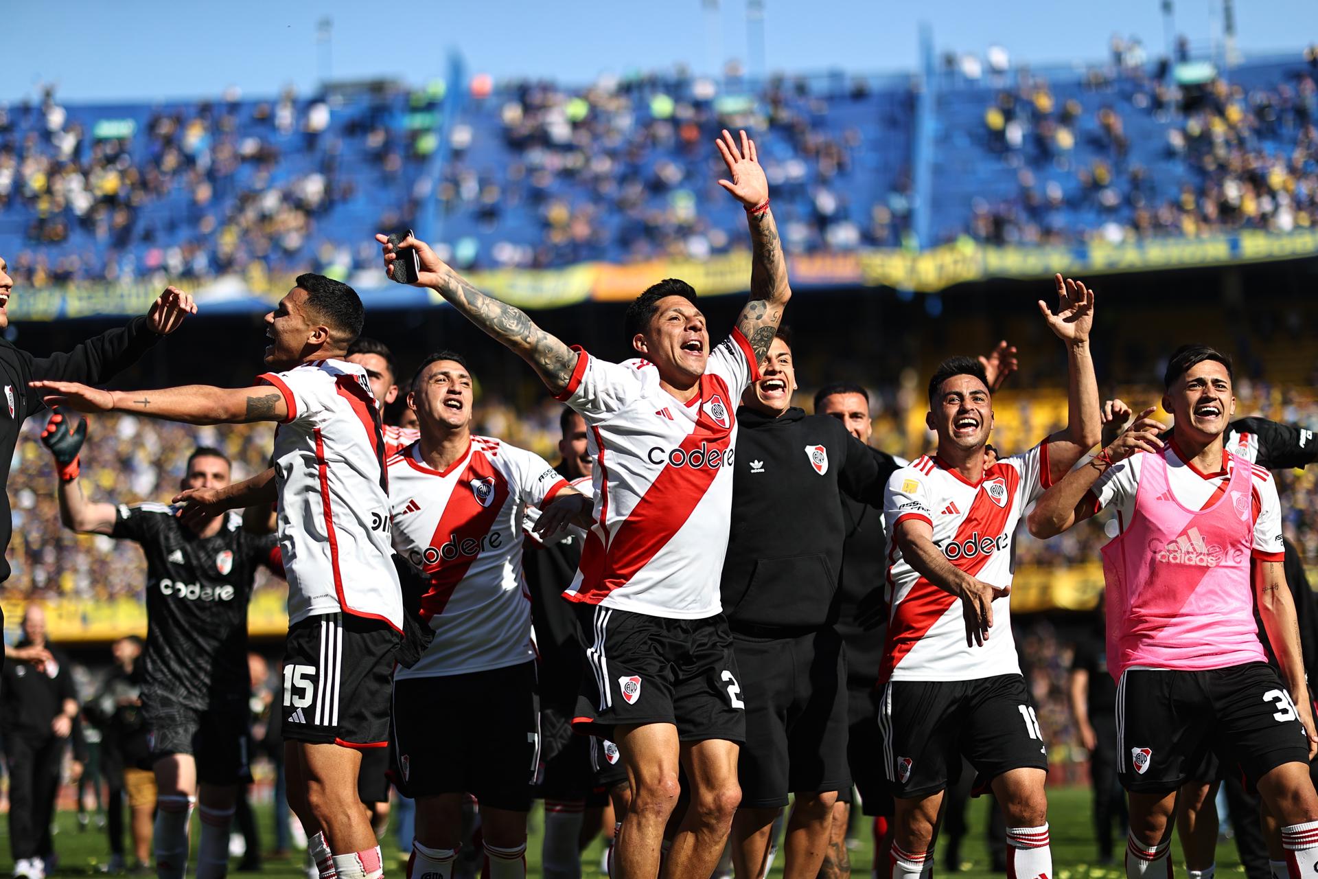 Jugadores de River Plate celebran hoy la victoria contra Boca Juniors, tras el final de un partido por la Primera División del fútbol argentino, en el estadio La Bombonera en Buenos Aires (Argentina). EFE/ Juan Ignacio Roncoroni