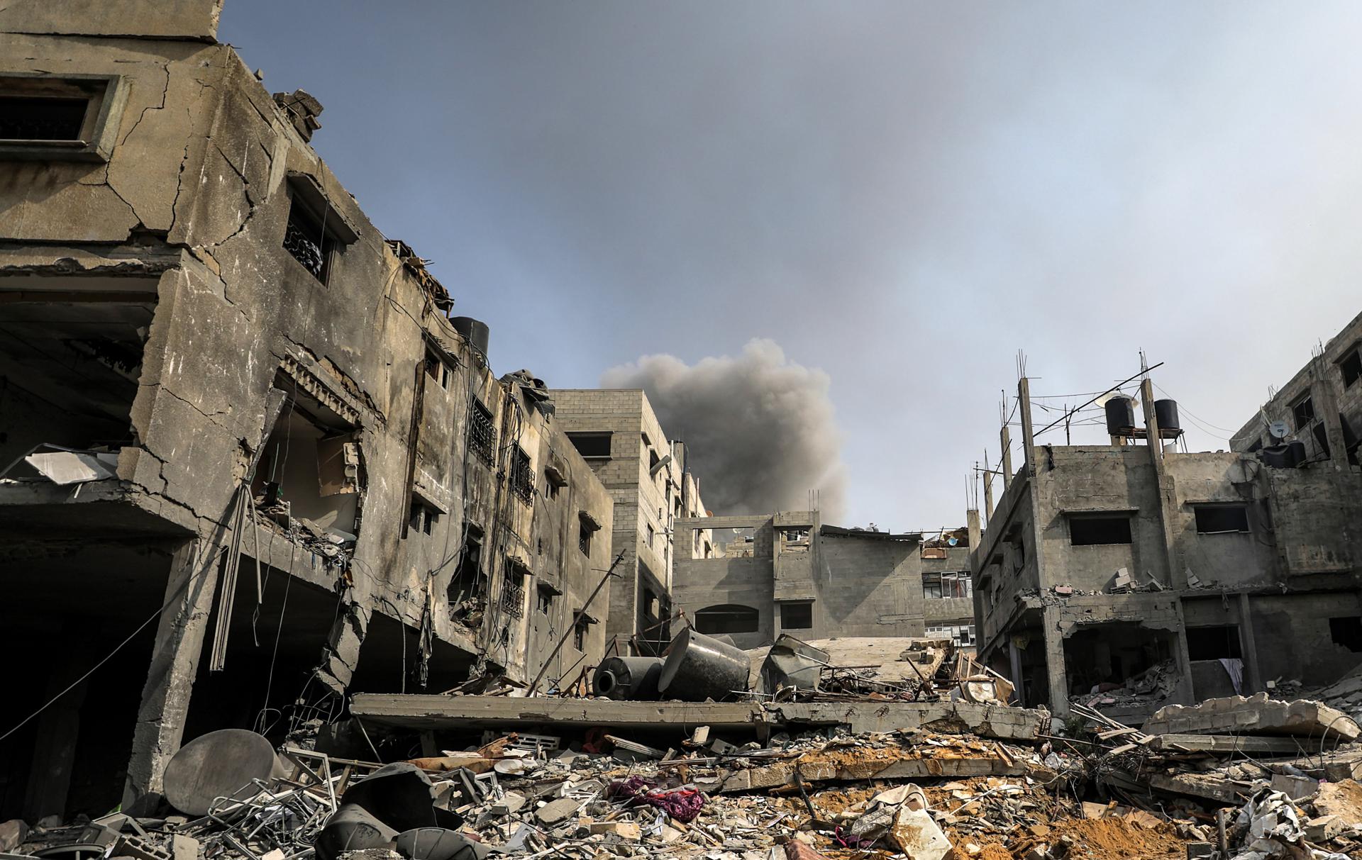Smoke rises behind destroyed buildings after an Israeli air strike in Gaza City, 23 October 2023. EFE-EPA/MOHAMMED SABER
