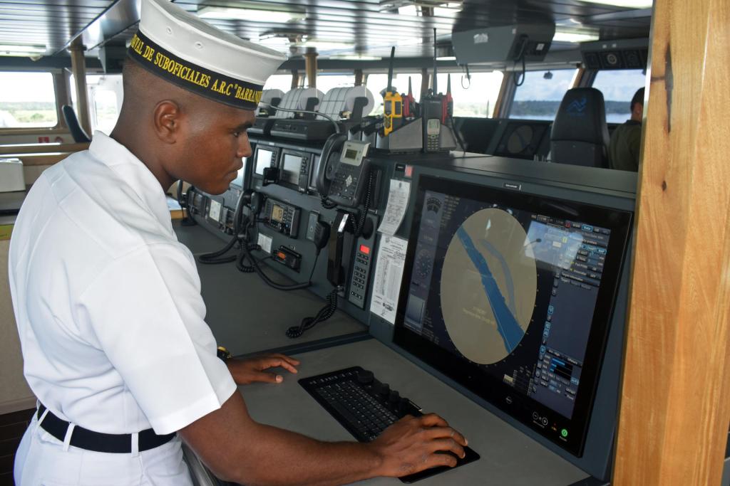En el puente de mando del ARC Simón Bolívar, un integrante de la tripulación muestra los equipos de navegación del buque hoy, en Barranquilla (Colombia). EFE/Hugo Penso
