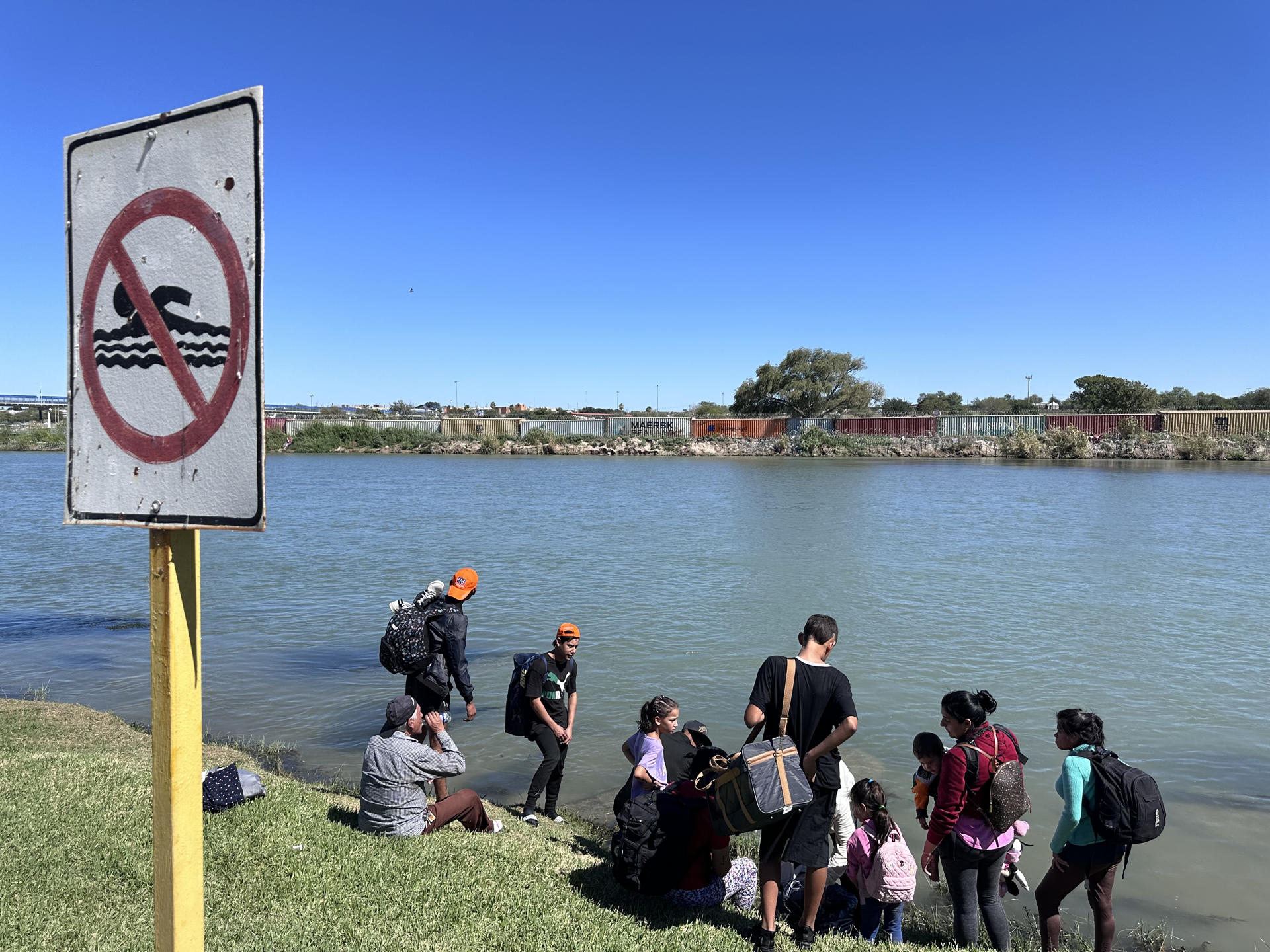 Migrants try to cross the border with the United States by swimming, on October 18, 2023 in Piedras Negras (Mexico). EFE/ Octavio Guzmán