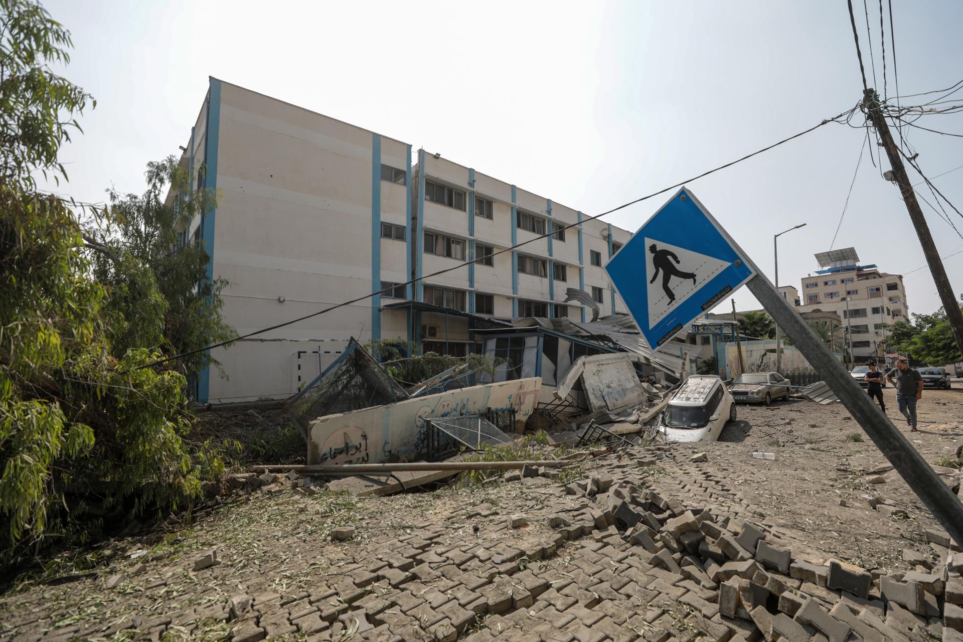 Vista de la sede de una escuela de la ONU afectada por bombardeos de Israel en la ciudad de Gaza, el 8 de octubre de 2023. EFE/ Mohammed Saber