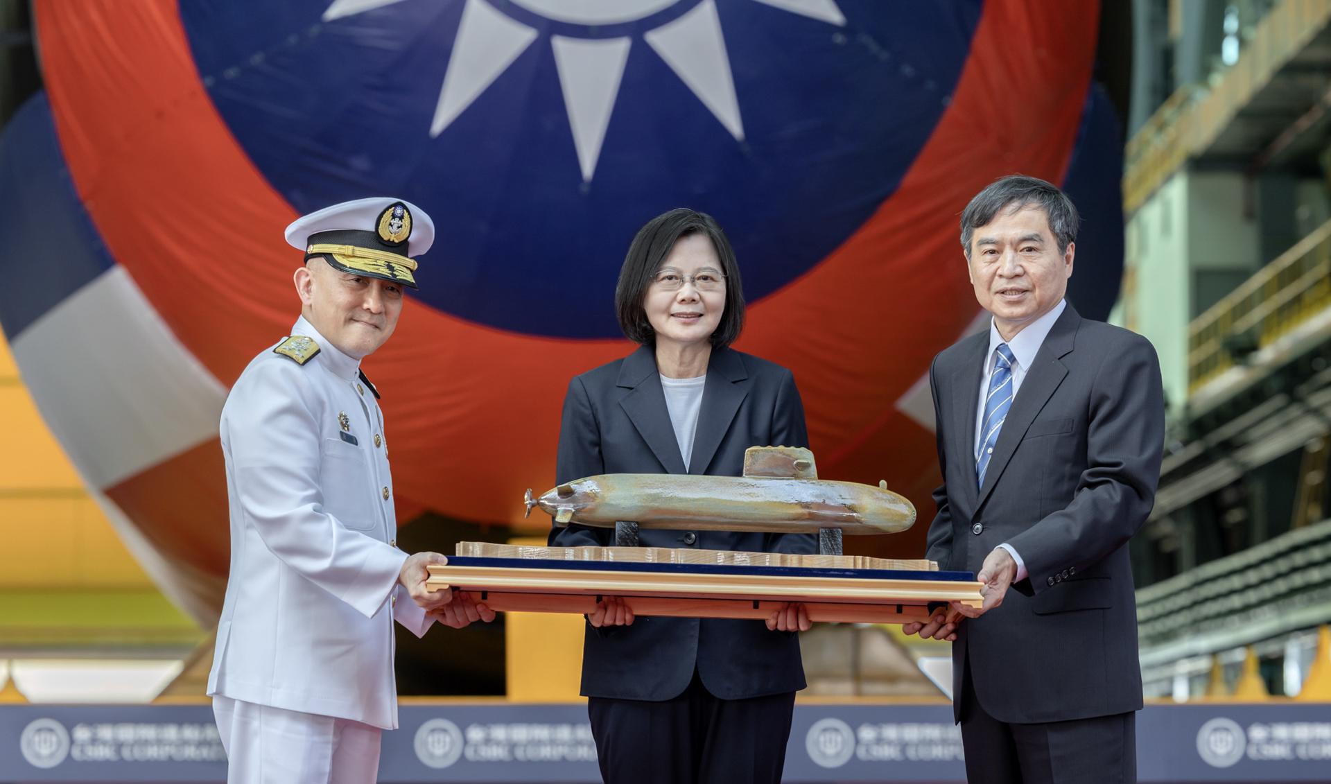 A handout photo made available by Taiwan's Presidential office shows Taiwan's President Tsai Ing-wen (C) posing with the model of a submarine prototype during the launching ceremony of Taiwan's first domestically-made submarine named 'Haikun' at a shipyard in Kaohsiung, Taiwan, 28 September 2023. EFE-EPA FILE/TAIWAN PRESIDENTIAL OFFICE / HANDOUT HANDOUT EDITORIAL USE ONLY/NO SALES