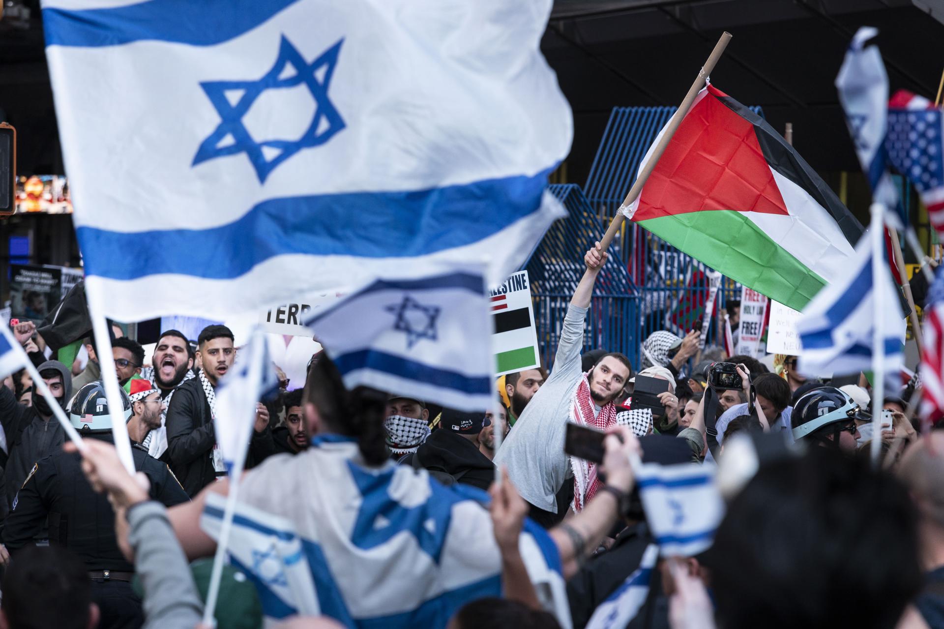 Personas a favor de Palestina se enfrentan a una manifestación al otro lado de la calle en apoyo a Israel en Times Square, en Nueva York (EE.UU.), este 13 de octubre de 2023. EFE/EPA/Justin Lane