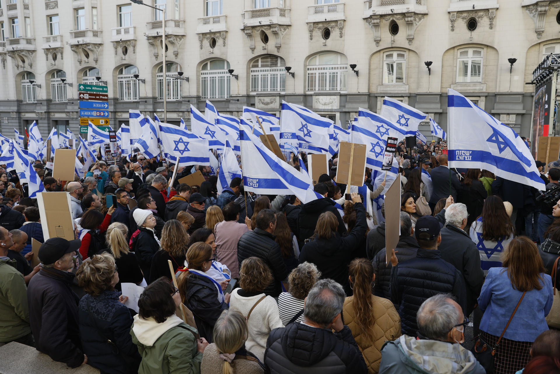 Un grupo de manifestantes muestra su apoyo al Israel este domingo en Madrid frente a las puertas del Congreso. EFE/ Mariscal