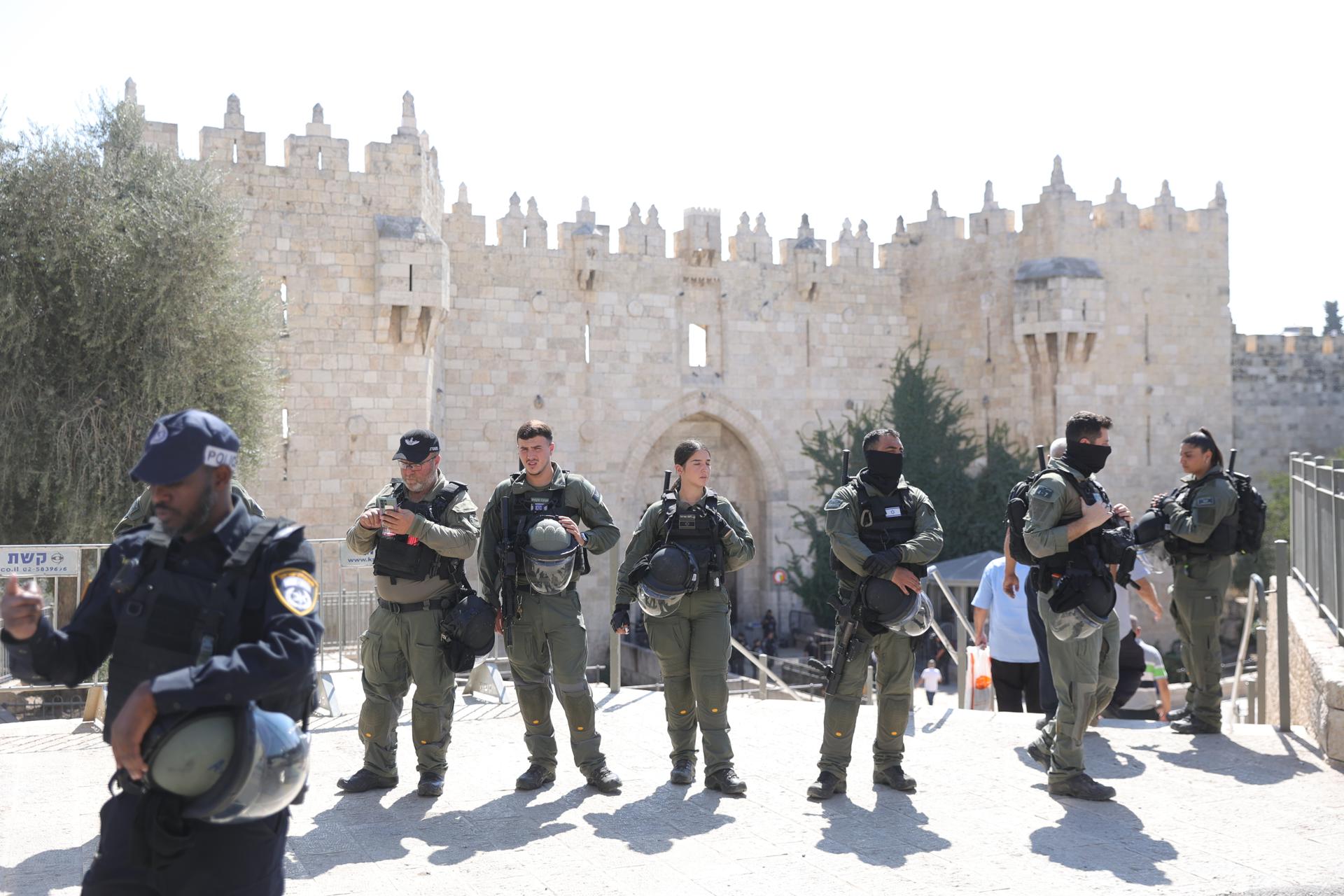 Jerusalem (-), 13/10/2023.- Israeli border police on patrol at the Damascus gate in the old city in Jerusalem , 13 October 2023. Israel limited the entrance to Al Aqsa Mosque complex as Hamas called for a day of rage in reaction to the war between Israel and Hamas. (Damasco, Jerusalén) EFE/EPA/ABIR SULTAN