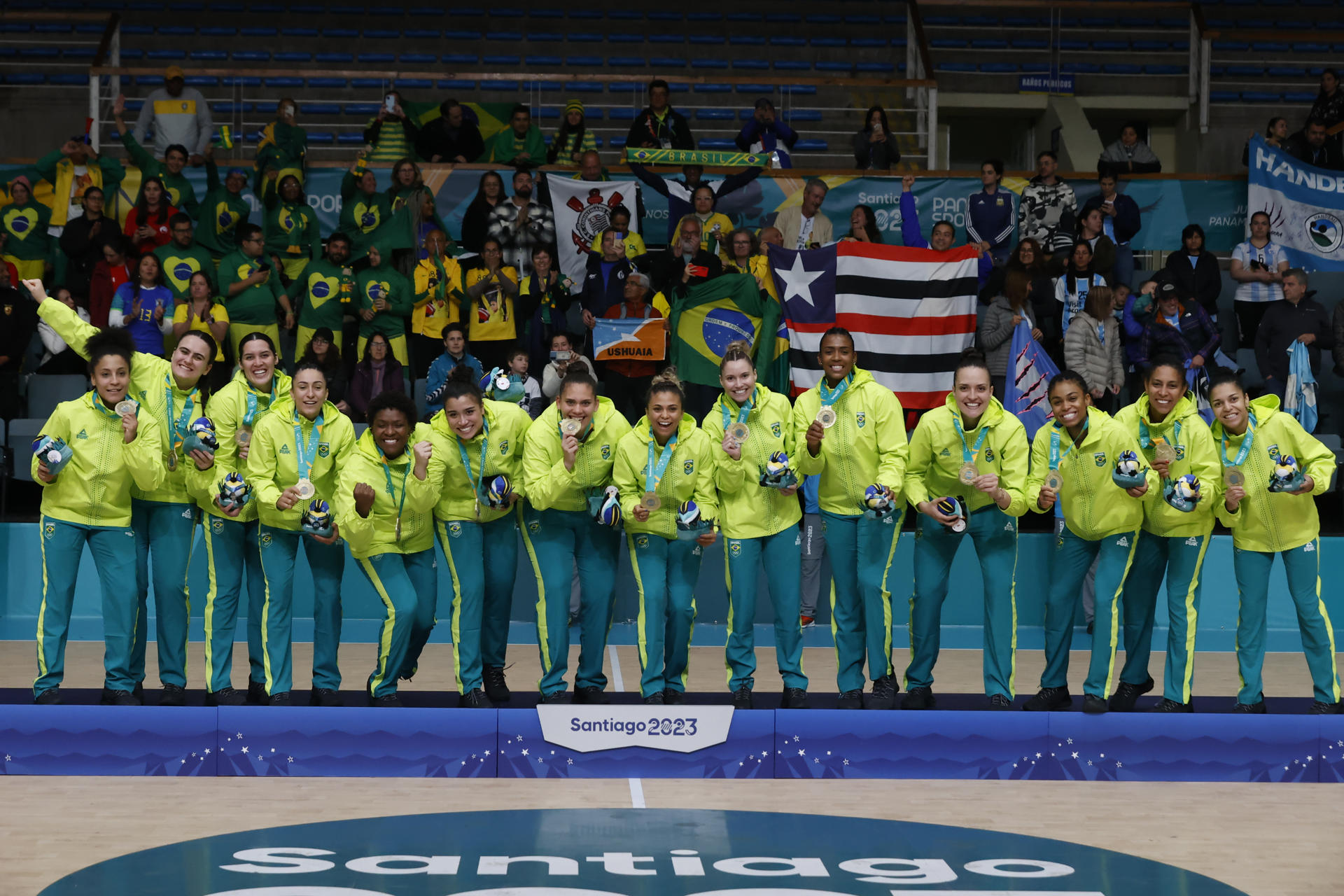 Members of the Brazilian Handball team pose with their gold medals following their finals victory over Argentina in the 2023 Pan American Games in Santiago, Chile, 29 October 2023.. EFE/Elvis González