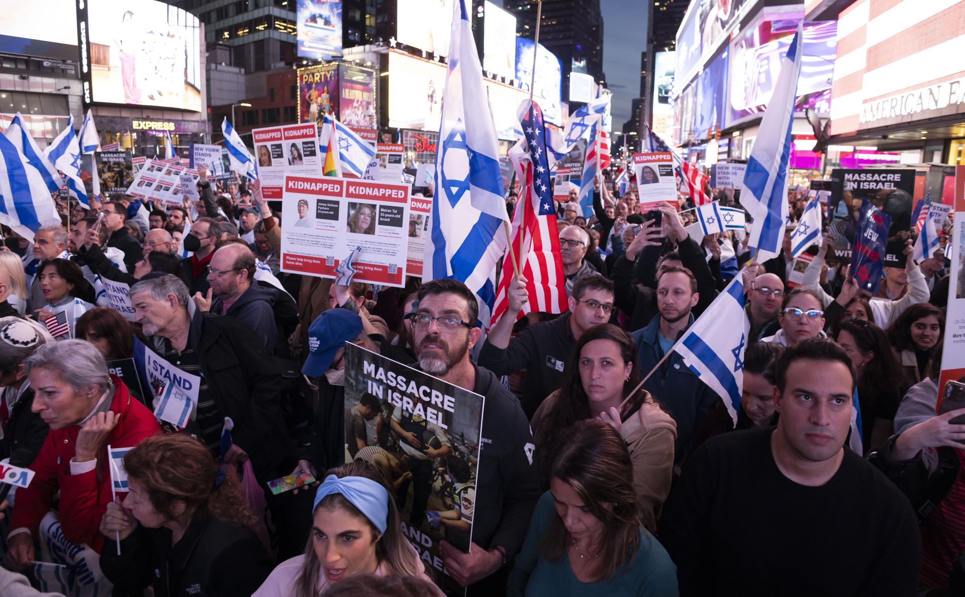 Personas se reúnen durante una manifestación en apoyo de Israel en Times Square, Nueva York (EE.UU.), este 19 de octubre de 2023. EFE/EPA/Justin Lane