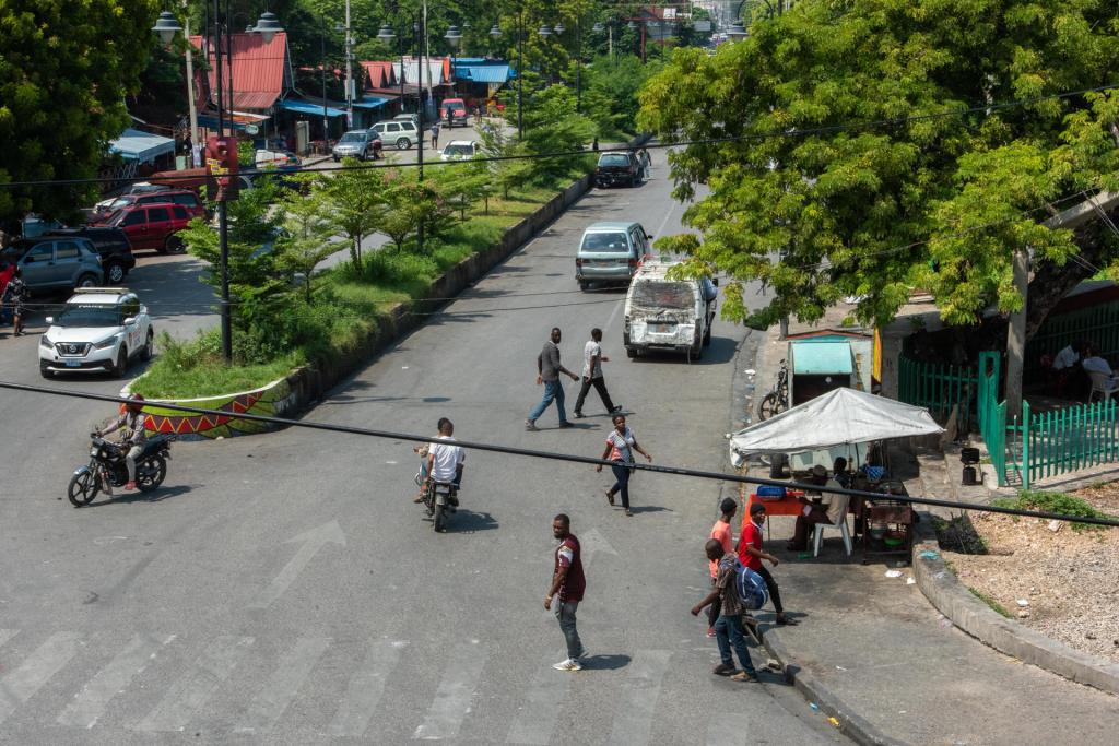 Varias personas caminan por una calle, el 4 octubre 2023, en Puerto Príncipe (Haití). EFE/ Johnson Sabin
