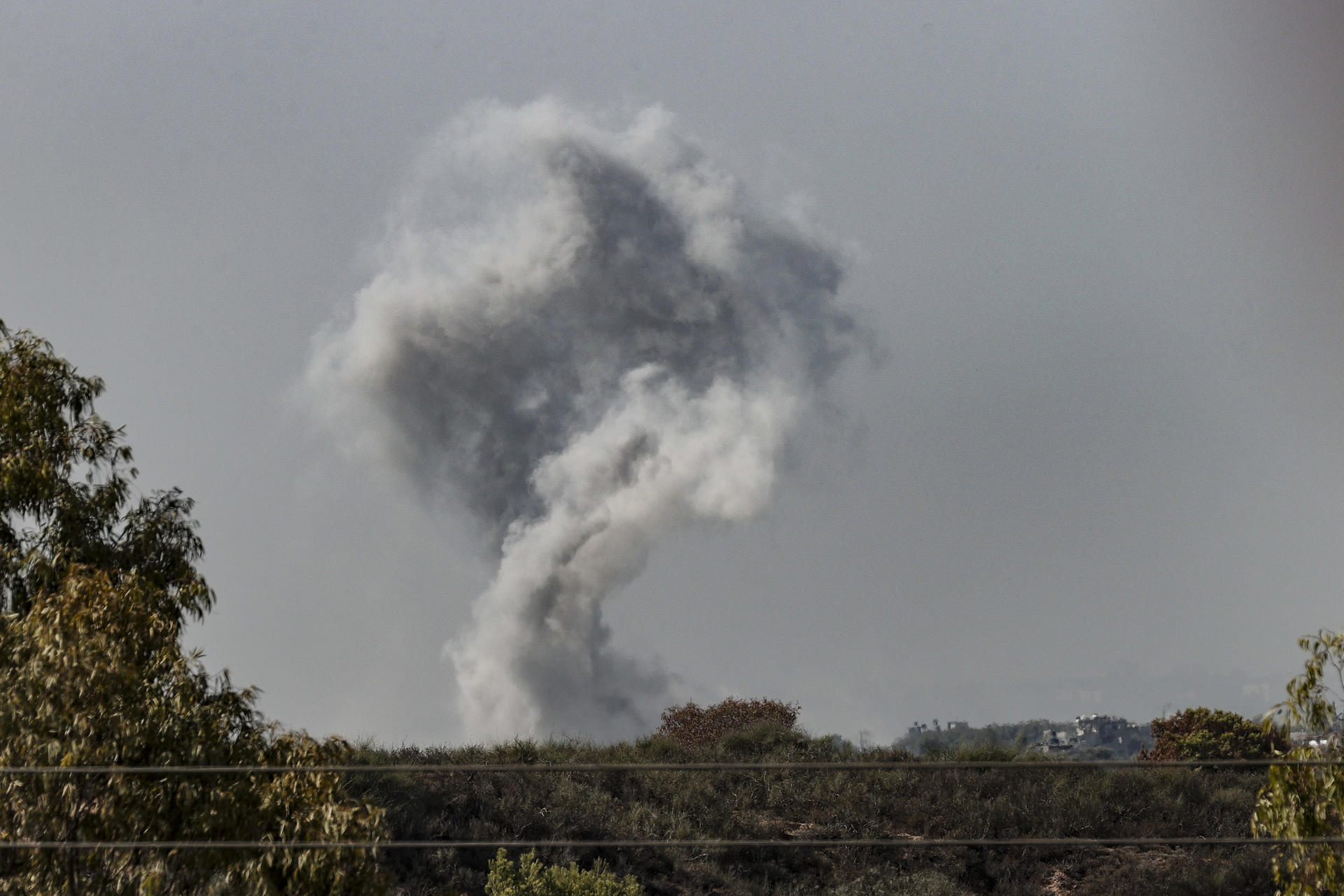 Photograph of the northern area of ​​Gaza, the most affected by the Israeli army bombings, seen from the town of Sderot, Israel, 31 October 2023. EFE/Manuel Bruque