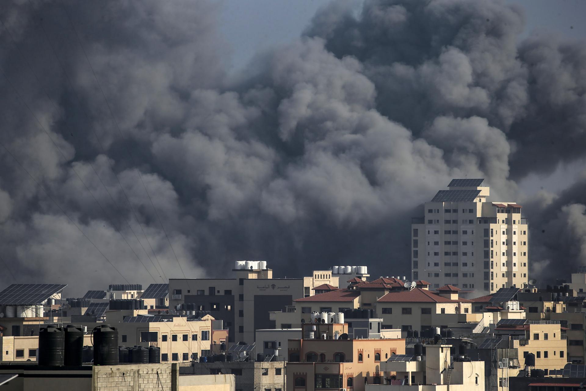 Smoke rises after Israeli airstrikes on Gaza City, 22 October 2023. EFE-EPA/MOHAMMED SABER
