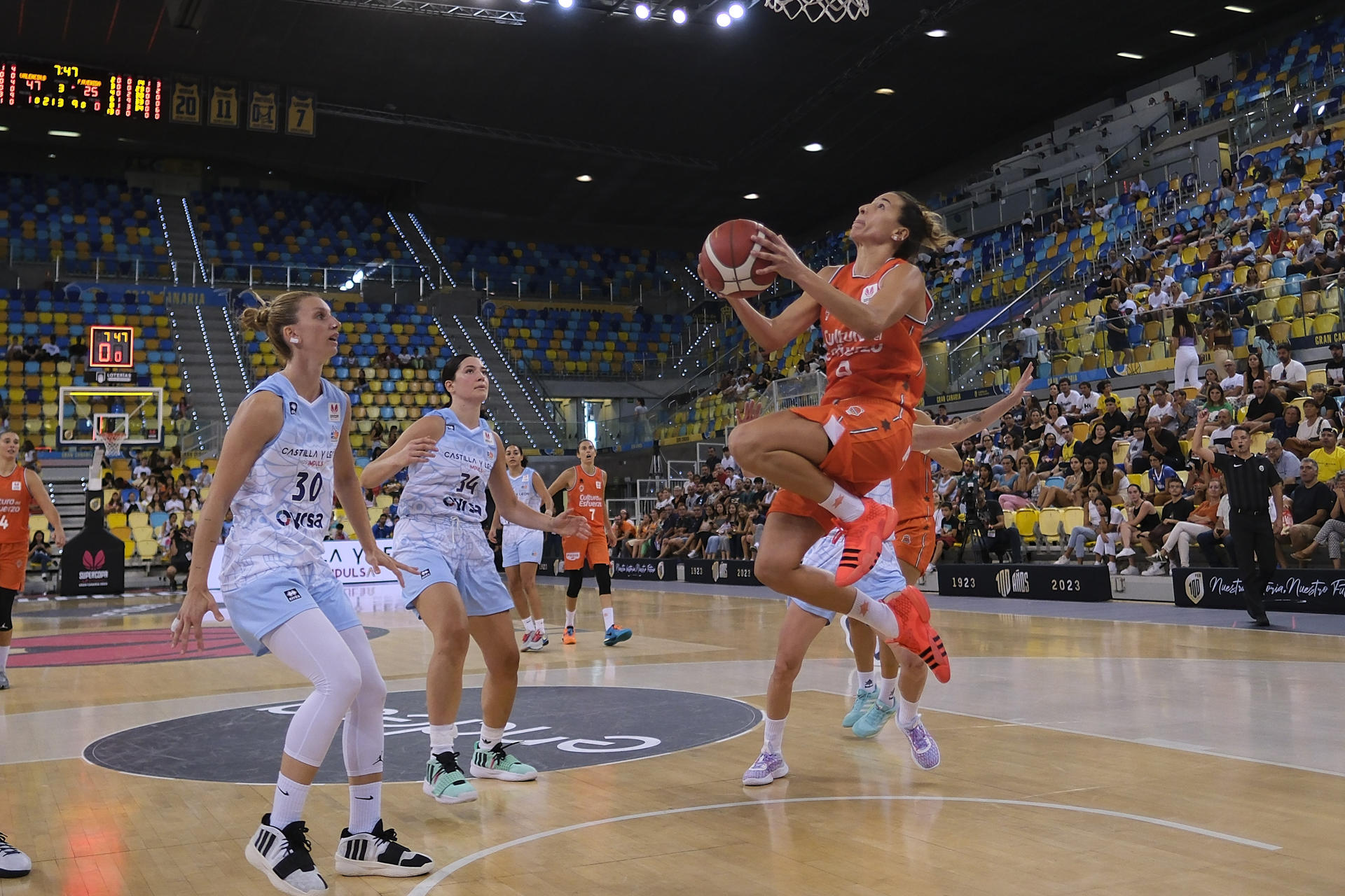 Queralt Casas (d) y Laura Gil (i) , jugadoras del Valencia Basket y del Perfumerías Avenida, durante la final de la Supercopa femenina, disputada en el Gran Canaria Arena. EFE/Ángel Medina G.