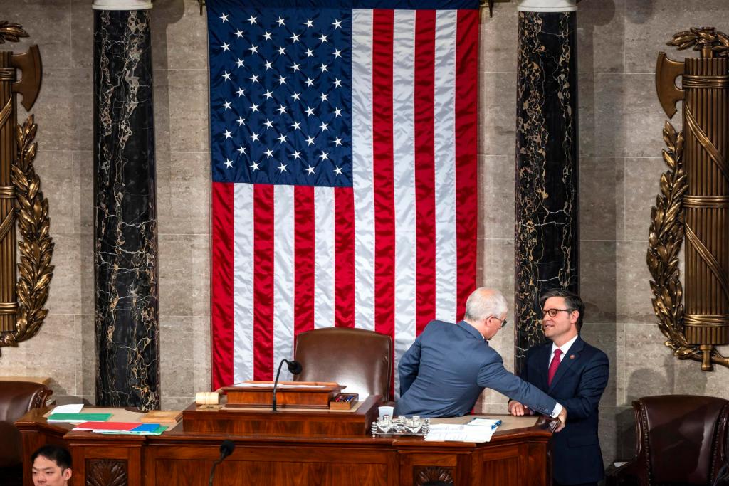 El presidente interino de la Cámara Baja de EE.UU., Patrick McHenry (i), habla con el Representante del Partido Republicano Mike Johnson (d), este 25 de octubre de 2023, en el Capitolio, sede del Congreso estadounidense en Washington. EFE/ Jim Lo Scalzo
