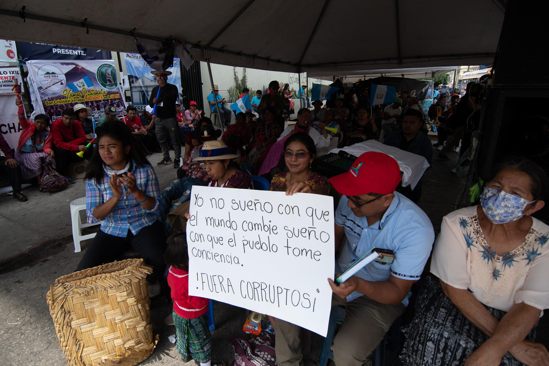 People demonstrate on October 14, 2023 to demand the resignation of the attorney general, Consuelo Porras, accused of intervening in the electoral process, in Guatemala City (Guatemala). EFE/Christian Gutiérrez