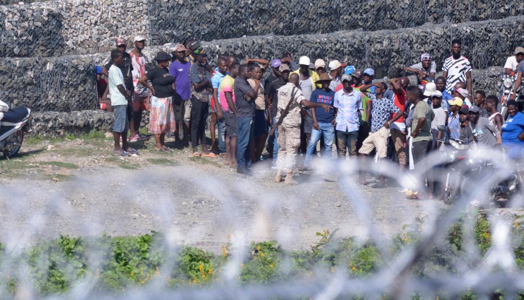 Un grupo de haitianos observa desde la orilla del Río Masacre, el paso fronterizo de Dajabón (República Dominicana). EFE/ Luis Tavárez
