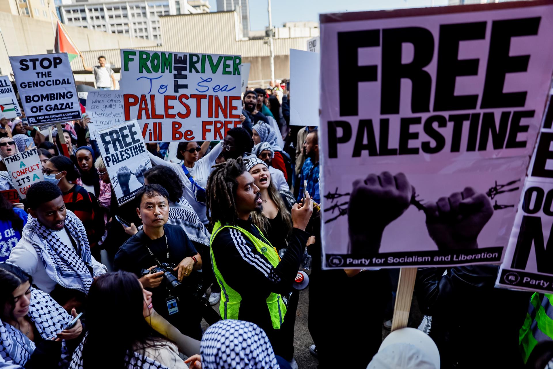 People participate during a large pro-Palestine protest due to the ongoing conflict between Israel and Hamas, in downtown Atlanta, Georgia, USA, 20 October 2023. EFE-EPA/ERIK S. LESSER
