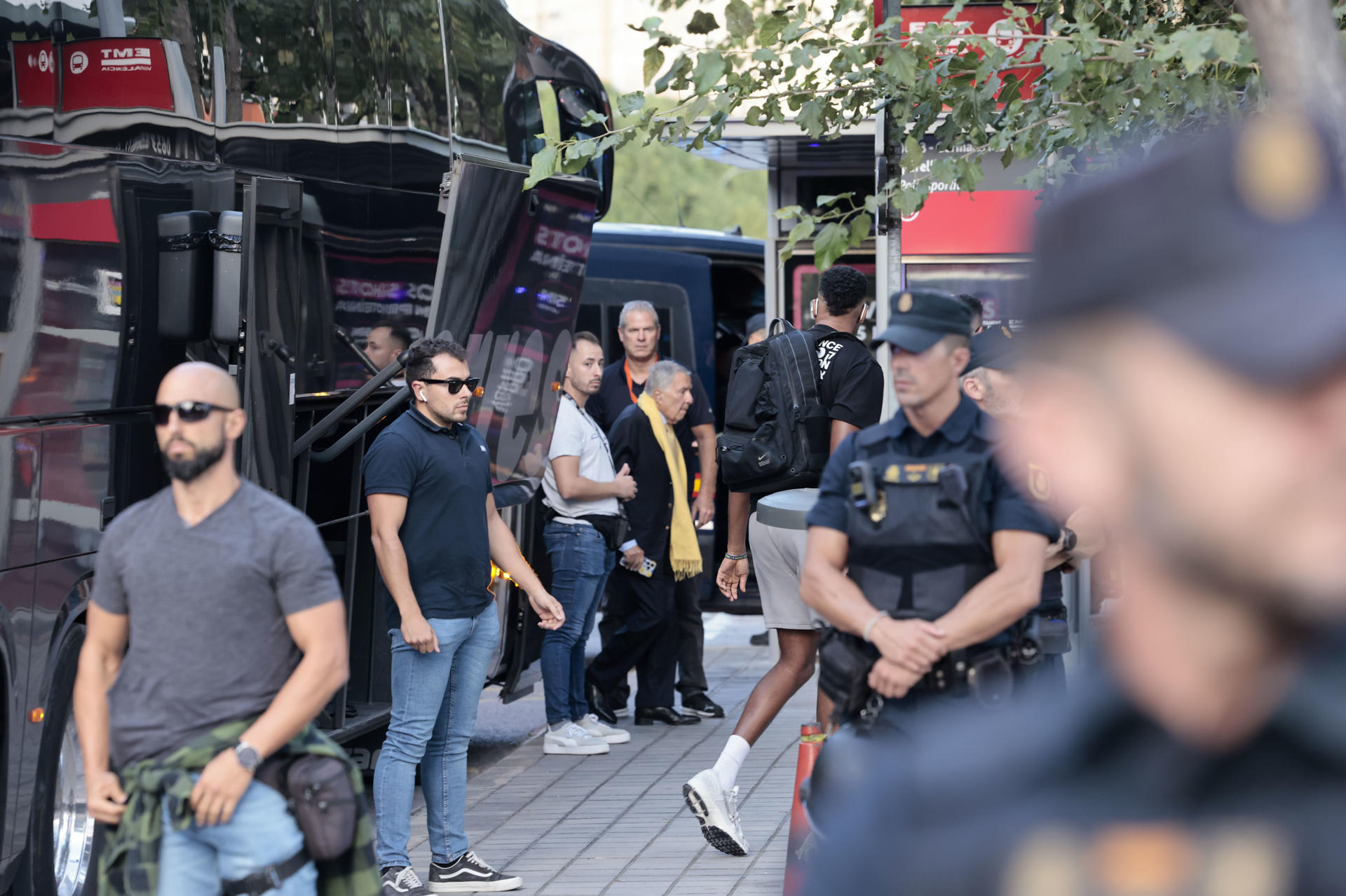 En la imagen, la llegada del equipo Israelí escoltado por la Policía Nacional al Pabellón de la Fuente de San Luis de Valencia.EFE/ Ana Escobar