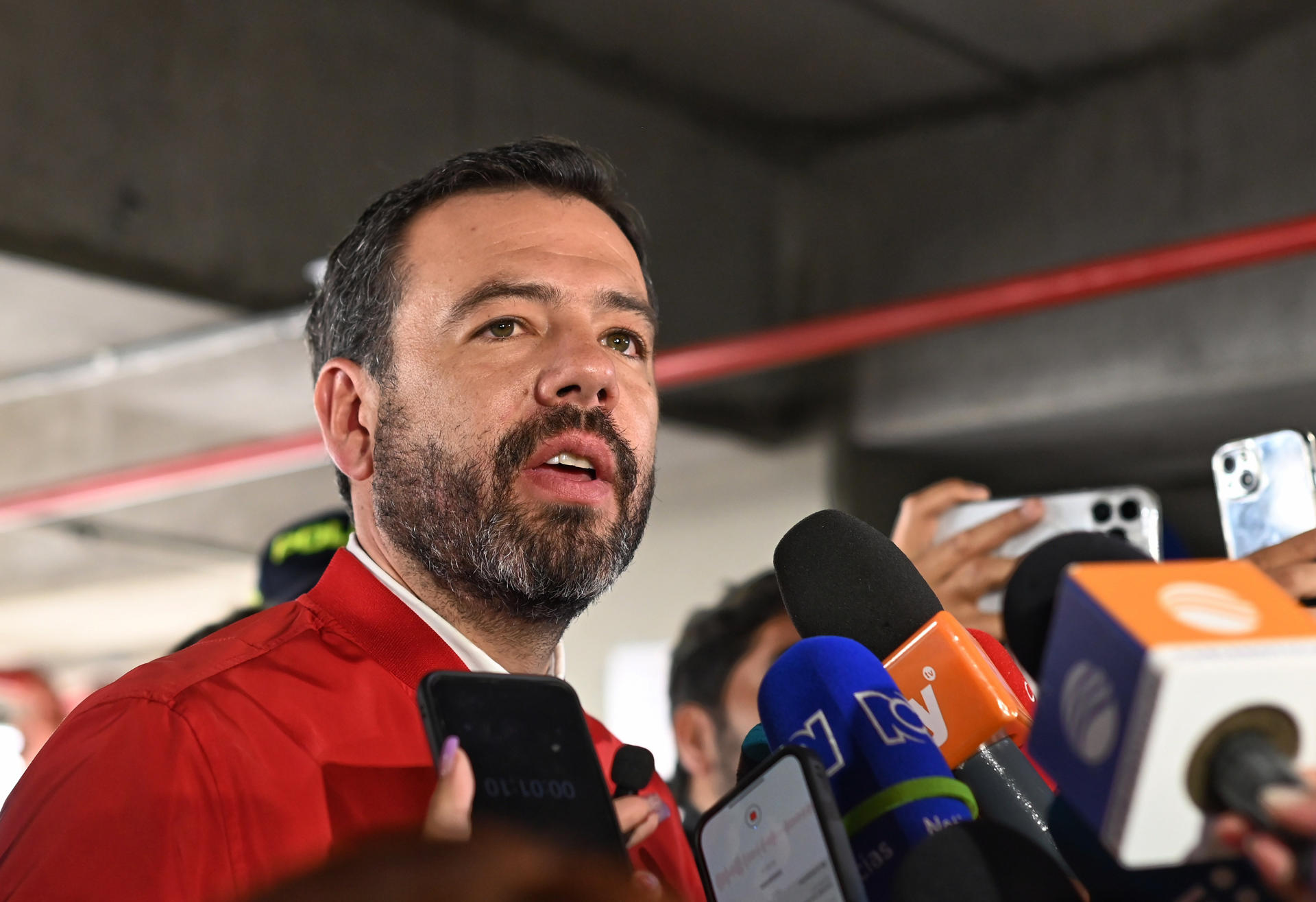 Carlos Fernando Galán speaks with the press after voting in the local and regional elections October 29, 2023, in Bogotá (Colombia). T(JAL). EFE/ Natalia Pedraza Bravo