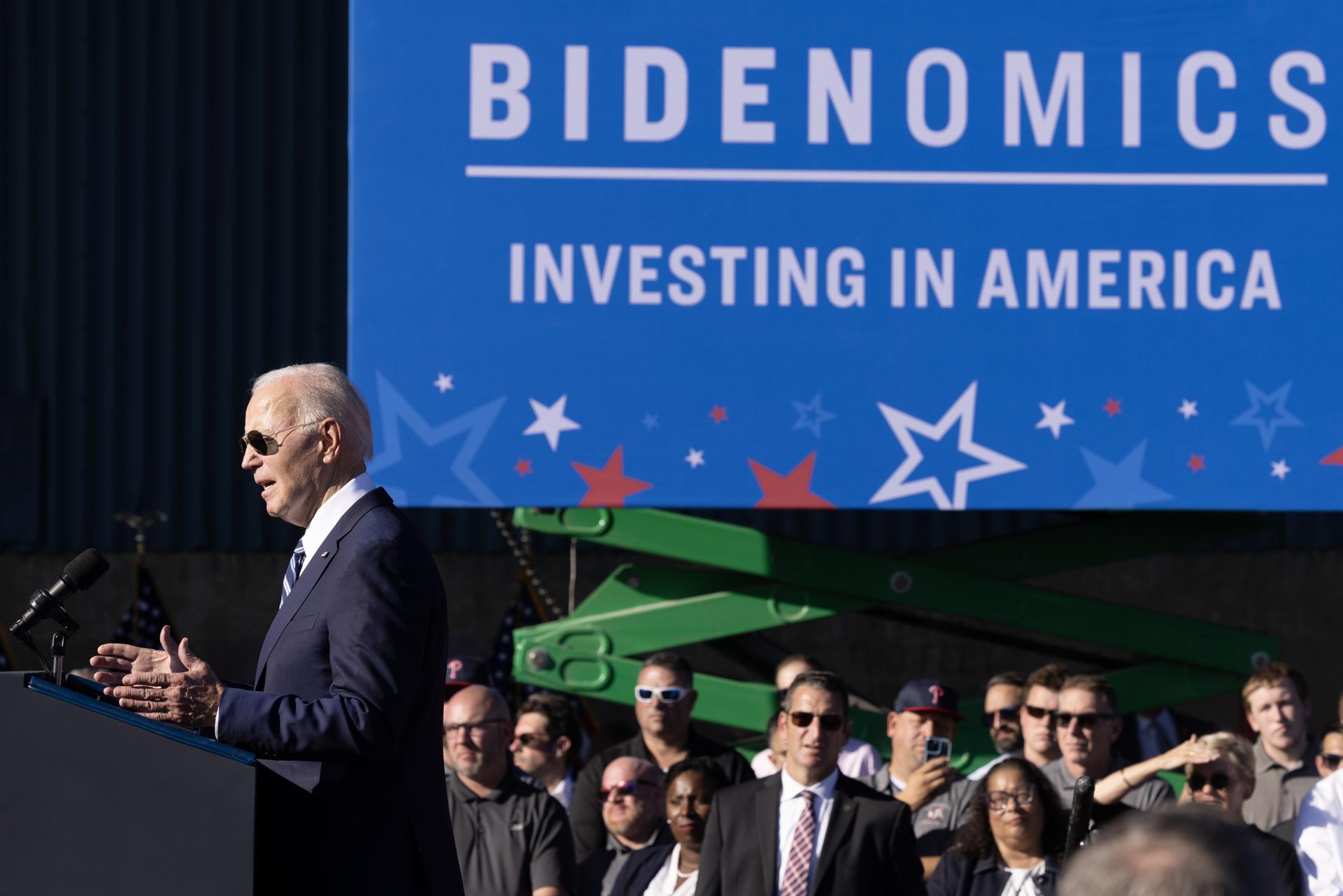 US President Joe Biden delivers remarks at the Tioga Marine Terminal in Philadelphia, Pennsylvania, USA, 13 October 2023. Biden discussed his economic policies known as 'Bidenomics' in relation to clean energy, union jobs and infrastructure. (Filadelfia) EFE/EPA/MICHAEL REYNOLDS