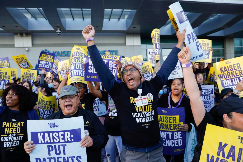 Trabajadores de la salud sindicalizados de Kaiser Permamente protestan a las afueras de Los Angeles Medical Center en Los Ángeles (EE.UU.). EFE/EPA/CAROLINE BREHMAN
