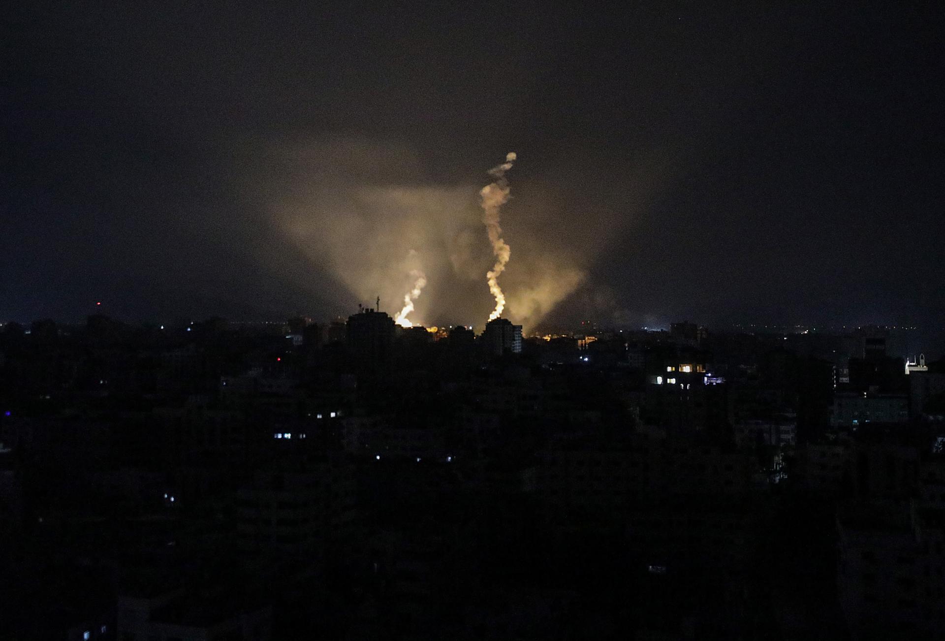 Israeli army flares illuminate the sky over Gaza City, 22 October 2023. EFE-EPA/MOHAMMED SABER
