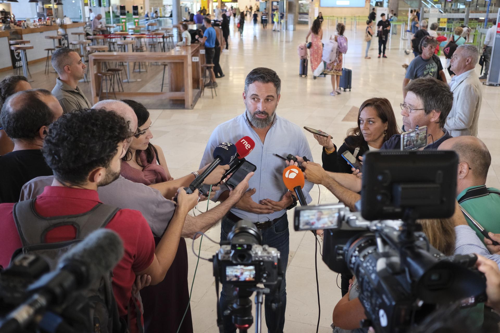 El presidente de Vox, Santiago Abascal (c) atiende a la prensa durante su escala en el aeropuerto de Tenerife Norte tras visitar la isla de El Hierro, para conocer la situación con la llegada de cayucos. EFE/Alberto Valdés