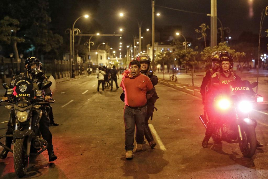 Policías detienen a un hombre en una calle de Lima (Perú), en una fotografía de archivo. EFE/ Antonio Melgarejo
