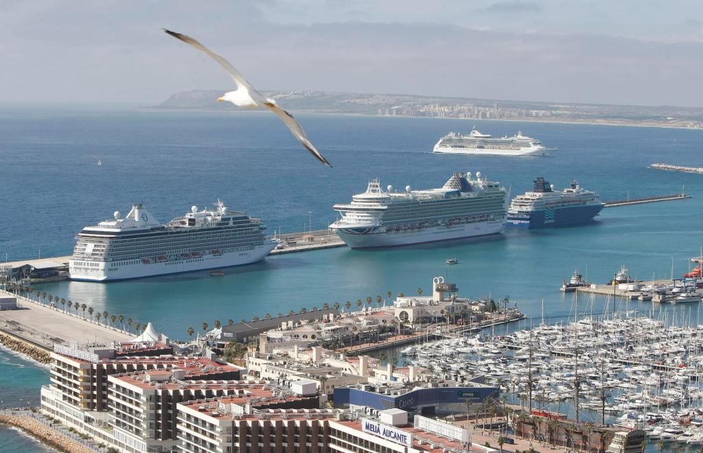 Cuatro cruceros con cerca de 12.000 pasajeros llegan al puerto de Alicante