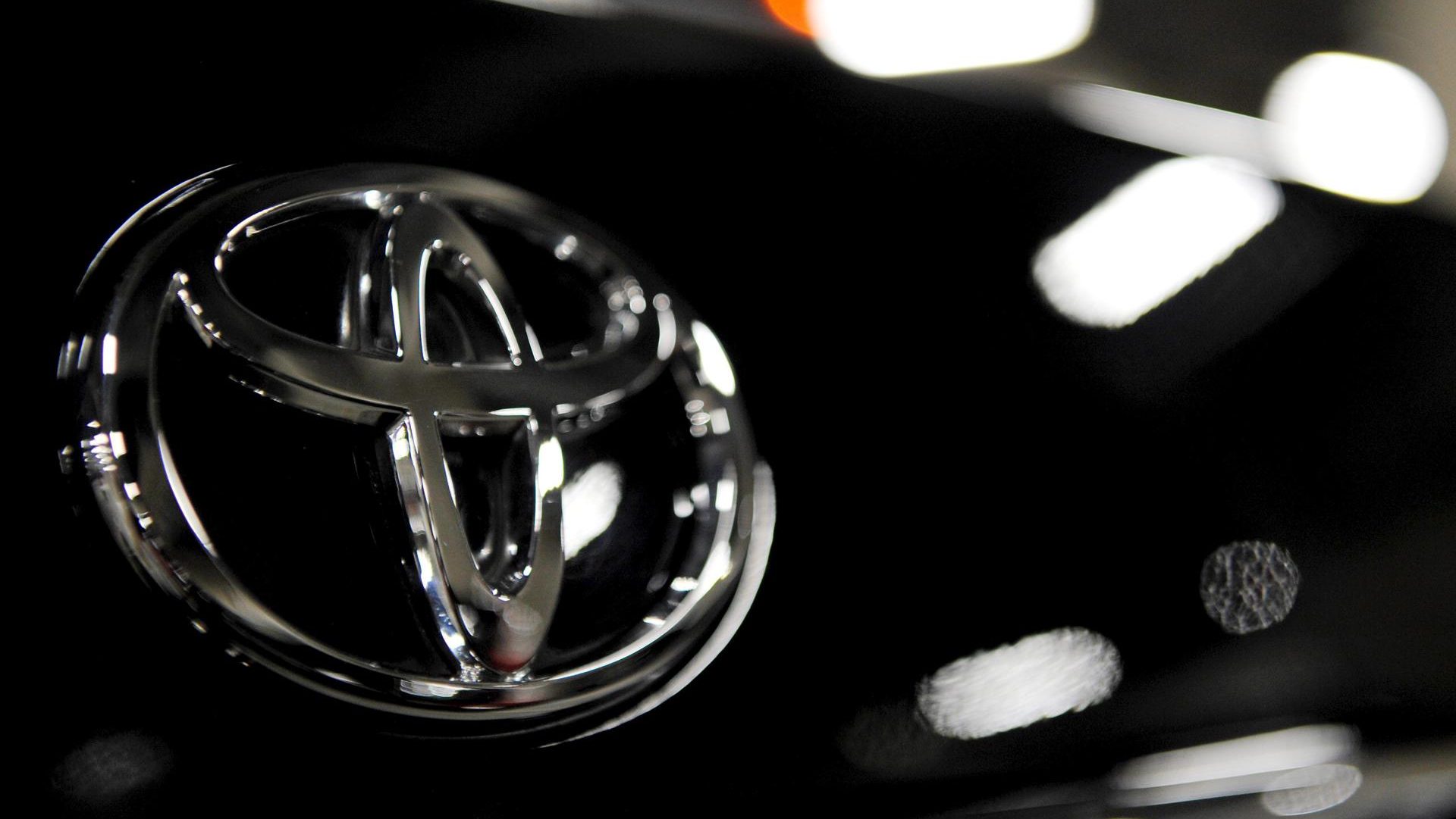 The Toyota logo on one of its vehicles in Tokyo, Japan, August 4, 2010. EFE-EPA FILE/FRANCK ROBICHON