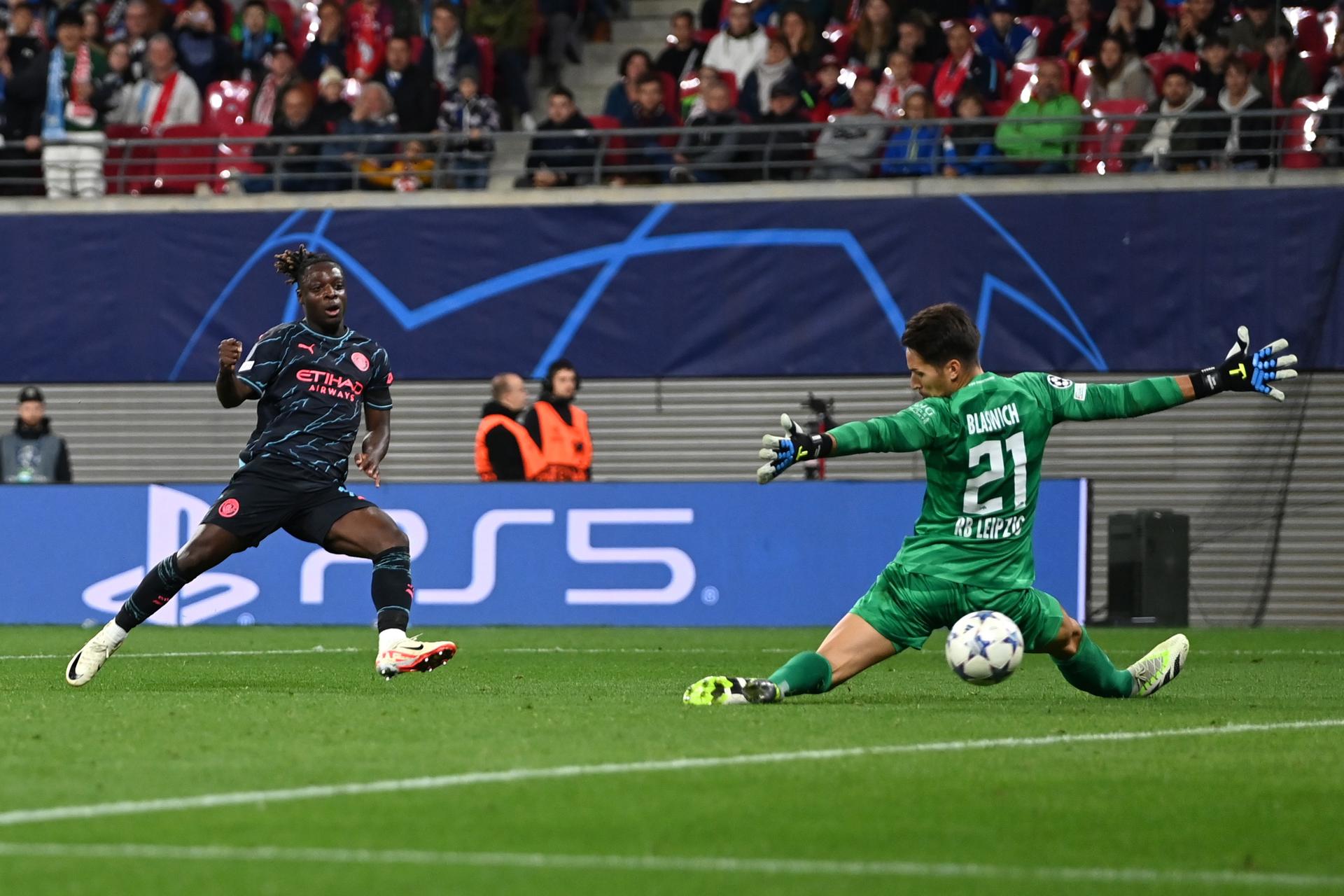 Leipzig (Germany), 04/10/2023.- Manchester City's Jeremy Doku (L) scores 1-3 against Leipzig's goalkeeper Janis Blaswich (R) during the UEFA Champions League group G soccer match between RB Leipzig and Manchester City, in Leipzig, Germany, 04 October 2023. (Liga de Campeones, Alemania) EFE/EPA/FILIP SINGER