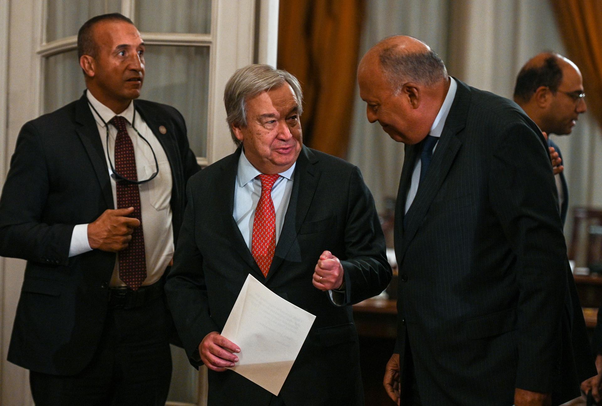 United Nations (UN) Secretary-General Antonio Guterres (C) and Egypt's Foreign Minister Shoukry (R) on their way to a joint press conference after their meeting in Cairo, Egypt, 19 October 2023. EFE-EPA/MOHAMED HOSSAM
