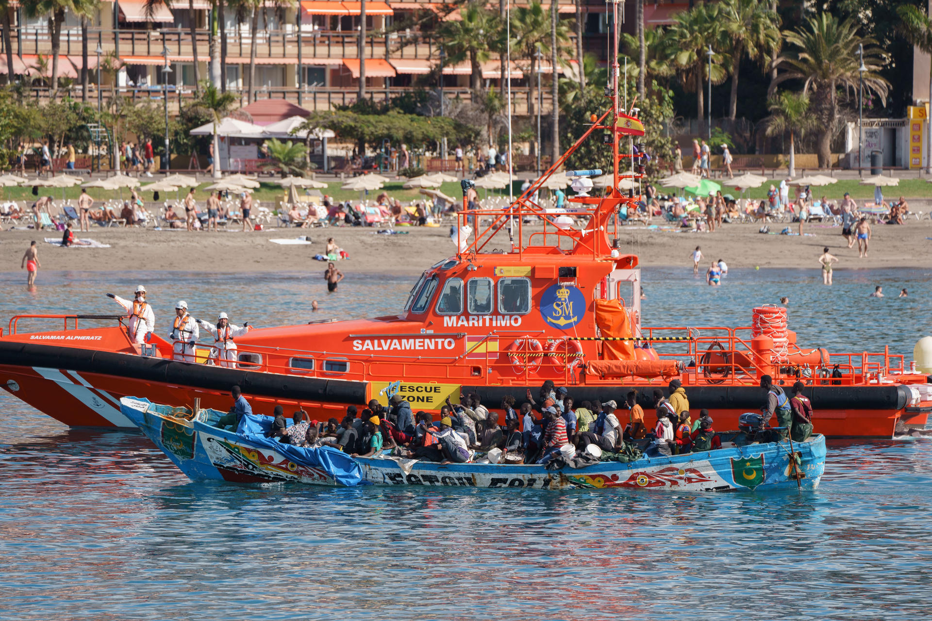 Un cayuco arribó este domingo al puerto de Los Cristianos en Tenerife remolcado por una embarcación de Salvamar. EFE/Ramón de la Rocha