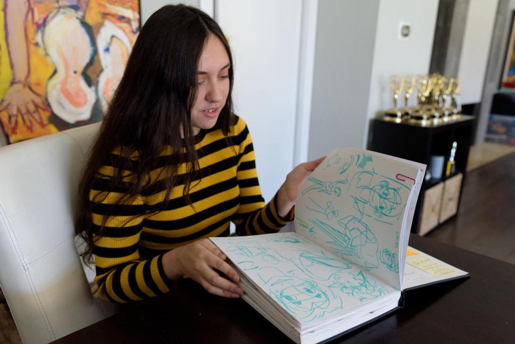 Adrianna Procida, una joven de 18 años diagnosticada desde hace una década con el síndrome de hipermovilidad Ehlers-Danlos (EDS), habla sobre su libro "Lo que no se puede ver" durante una entrevista con EFE realizada el jueves 26 de octubre en Los Ángeles, California (EEUU). EFE/Ana Milena Varón
