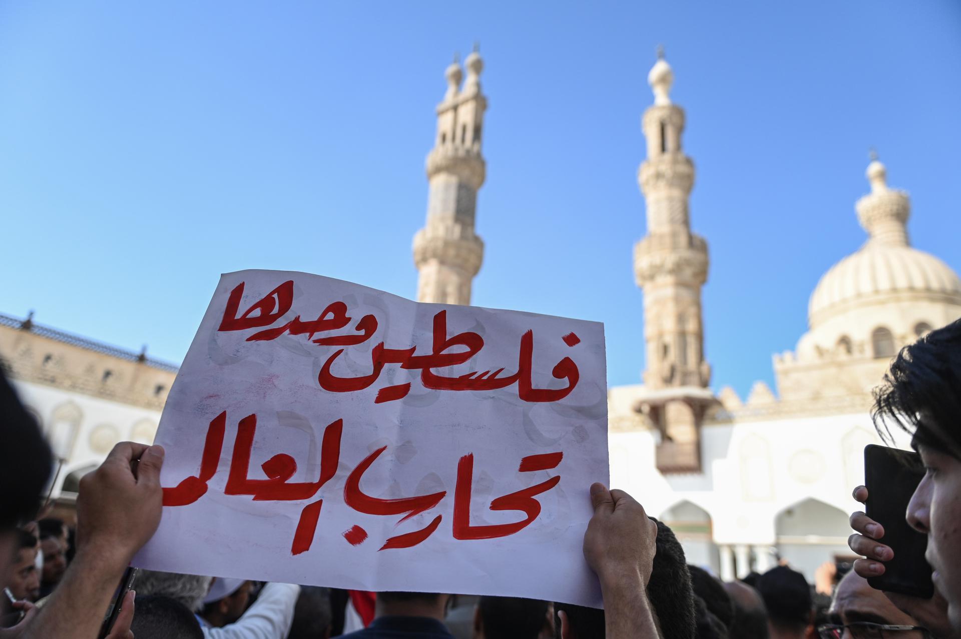 A protester holds a placard reading in Arabic 'Palestine alone fights the world' during a protest in support of the Palestinian people, in downtown Cairo, Egypt, 20 October 2023. EFE-EPA/STR
