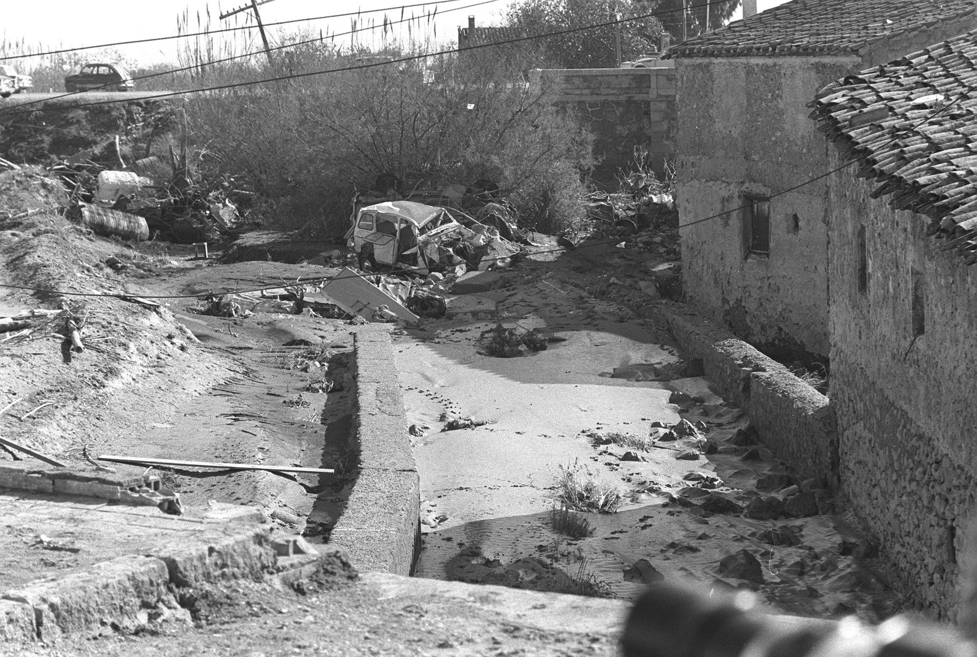 Fotografía de archivo de la zona dañada por las inundaciones y la riada en Puerto Lumbreras (Murcia) en octubre de 1973. EFE/Jacinto Maillo/aa