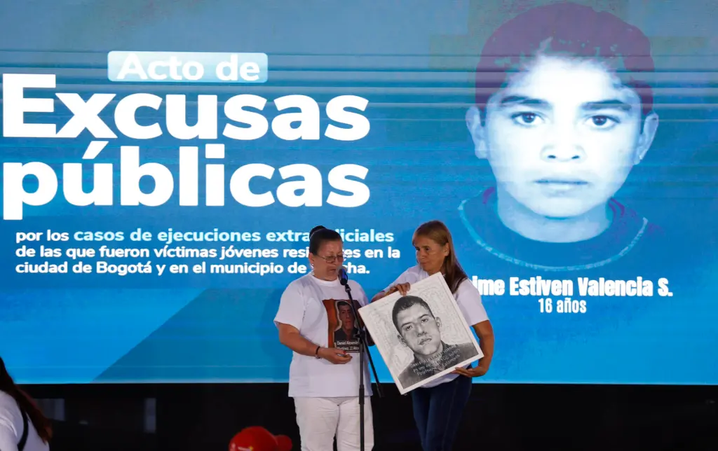 María Ubilerma Sanabria (i), madre de Jaime Estiven Valencia, víctima de falso positivo, habla hoy durante un acto de excusas públicas por parte del Estado, en la Plaza de Bolívar en Bogotá (Colombia). EFE/Mauricio Dueñas Castañeda
