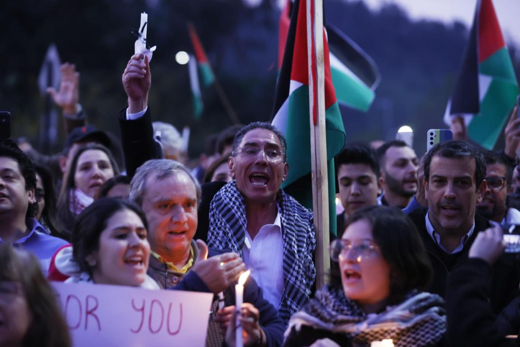Palestinos que viven en Chile se manifiestan frente a la sede de la ONU en Santiago (Chile) el 10 de octubre de 2023.  EFE/ Elvis González